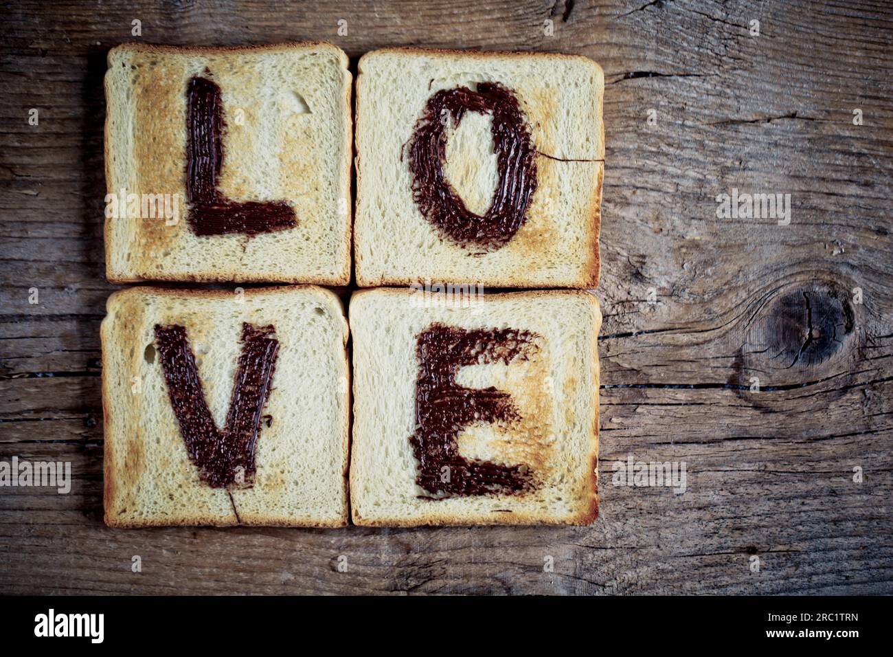 Toast mit dem Wort LIEBE aus Nuss-Nougat-Creme Stockfoto