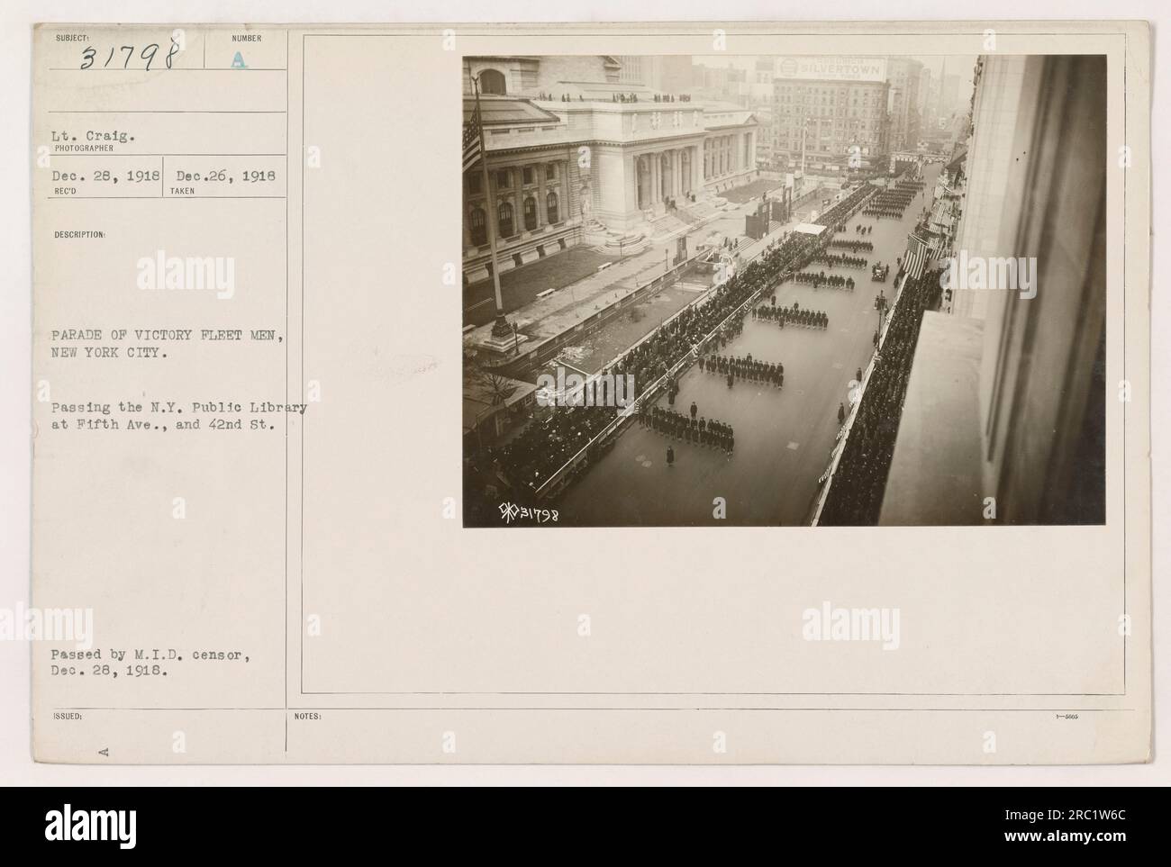 Amerikanische Truppen feiern den Sieg in New York City. Das Foto zeigt eine Parade von Militärpersonal der Siegesflotte, die an der New York vorbeifährt. Öffentliche Bibliothek an der Fifth Ave. Und 42. St. Das Foto wurde am 26. Dezember 1918 aufgenommen und ging am 28. Dezember 1918 bei den Behörden ein. Stockfoto