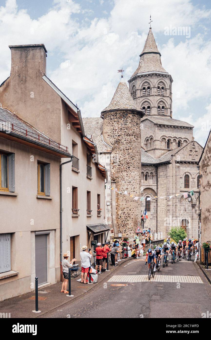 Issoire, Frankreich. 11. Juli 2023. Foto von Zac Williams/SWpix.com- 11/07/2023 - Radfahren - 2023 Tour de France - Stage 10 Vulcania nach Issoire (167,2km) - die Fahrt durch Orcival. Kredit: SWpix/Alamy Live News Stockfoto