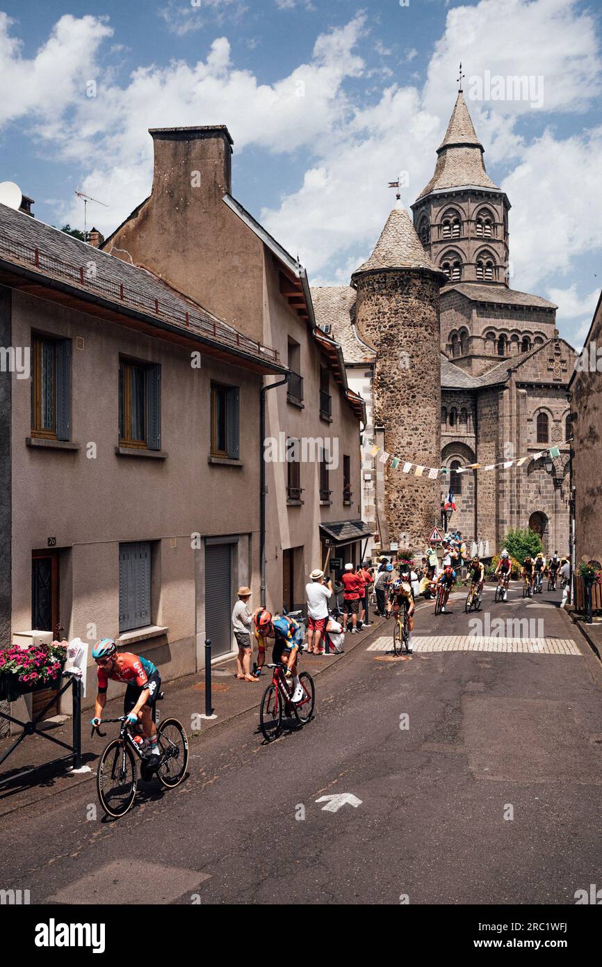 Issoire, Frankreich. 11. Juli 2023. Foto von Zac Williams/SWpix.com- 11/07/2023 - Radfahren - 2023 Tour de France - Stage 10 Vulcania nach Issoire (167,2km) - die Fahrt durch Orcival. Kredit: SWpix/Alamy Live News Stockfoto