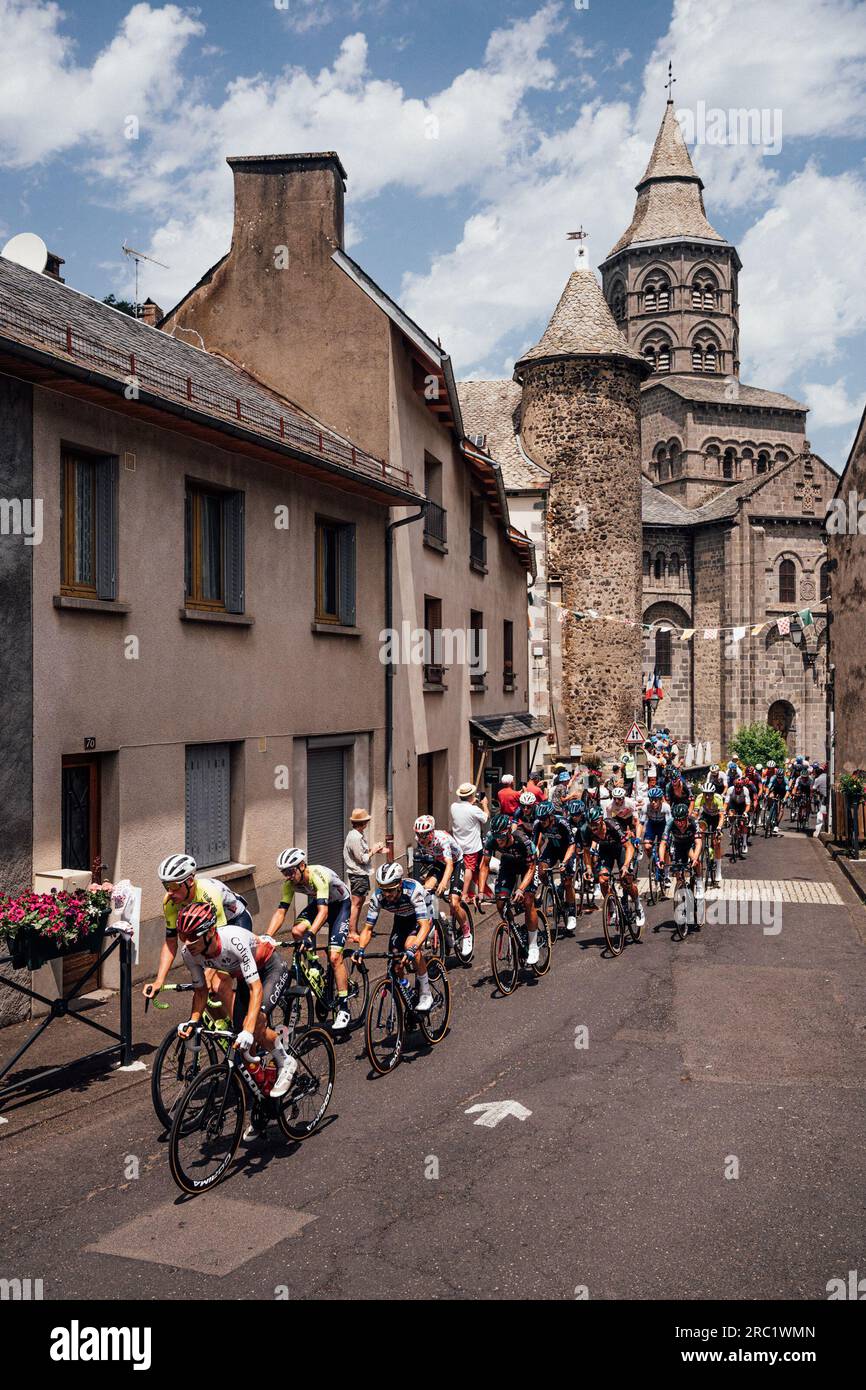 Issoire, Frankreich. 11. Juli 2023. Foto von Zac Williams/SWpix.com- 11/07/2023 - Radfahren - 2023 Tour de France - Stage 10 Vulcania nach Issoire (167,2km) - die Pelotonfahrt durch Orcival. Kredit: SWpix/Alamy Live News Stockfoto