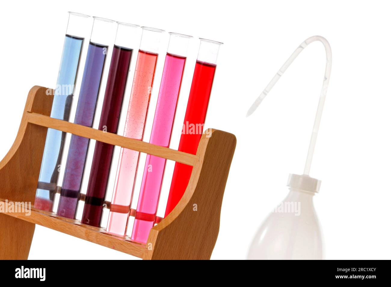 Rack mit Reagenzgläsern mit farbigen Substanzen, Kunststoffflasche, Chemie, Reagenzglas, Substanz Stockfoto