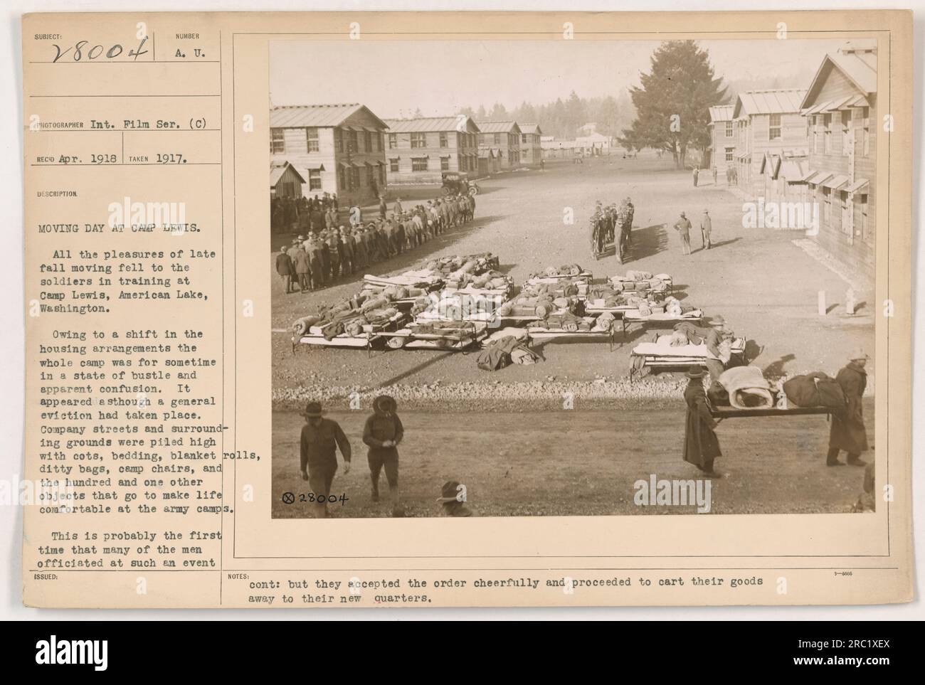 Die Soldaten von Camp Lewis in American Lake, Washington, erlebten im späten Herbst 1917 einen Zug. Aufgrund von Änderungen in der Wohnungsgestaltung war das Camp in einem Zustand von Hektik und Treiben. Die Straßen und umliegenden Bereiche des Unternehmens waren voller Gegenstände von Soldaten wie Kinderbetten, Bettwäsche, Decken, Liedtüten und Campingstühlen. Das war für viele Soldaten eine neue Erfahrung, aber sie nahmen den Befehl an und transportierten ihre Gegenstände in ihr neues Quartier. Stockfoto