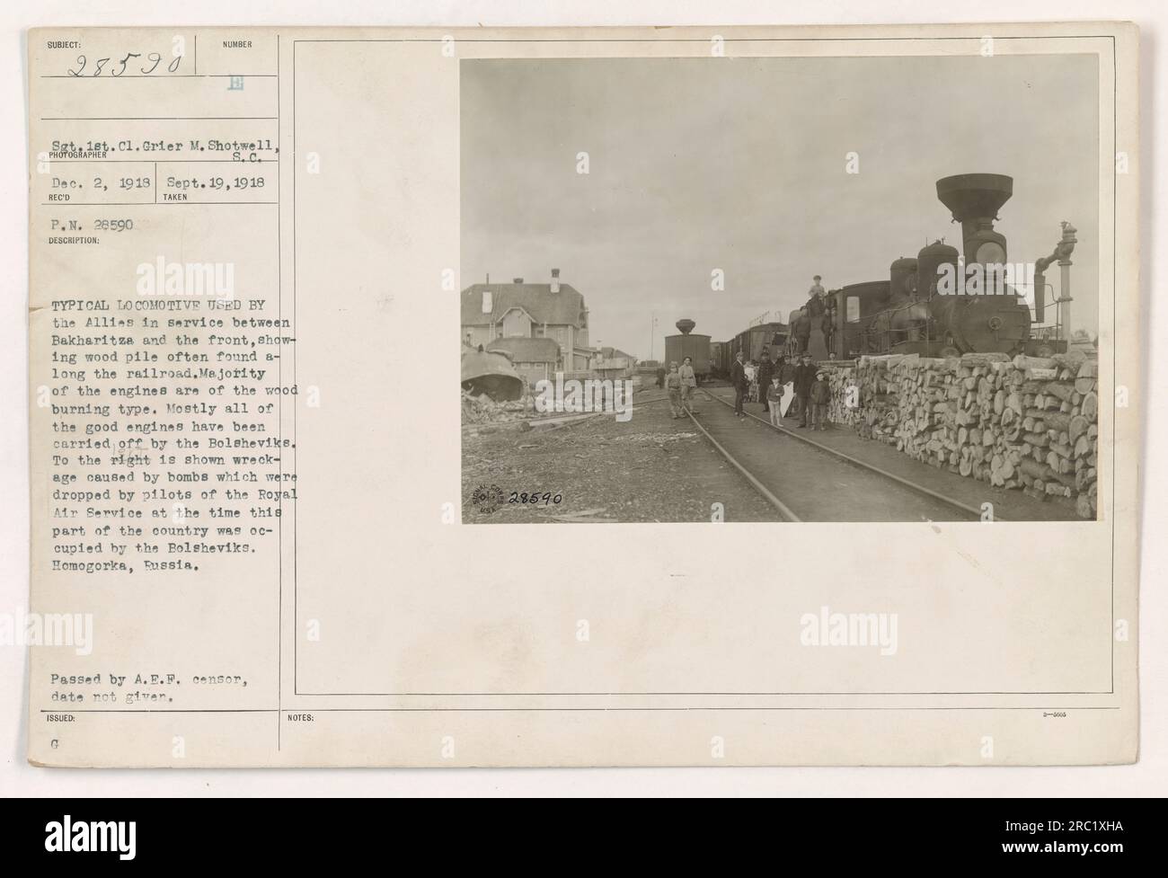 Typische Lokomotive der Alliierten an der Front von Bakharitze. Verfügt über einen Holzstapel, der häufig entlang der Eisenbahn zu finden ist. Die meisten Motoren sind holzverbrennend; viele gute wurden von den Bolschewiken entführt. Rechts: Wrackteile, verursacht durch Bomben der Royal Air Service Piloten während der bolschewistischen Besatzung. Homogorke, Russland. (1918) Stockfoto