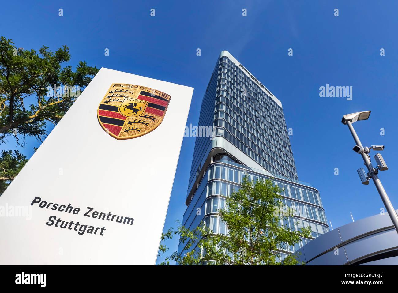 Porsche Design Tower, Porsche Centre, neues 90 Meter hohes Hochhaus am Pragsattel in Stuttgart, Porsche Centre mit neuem Logo Stockfoto