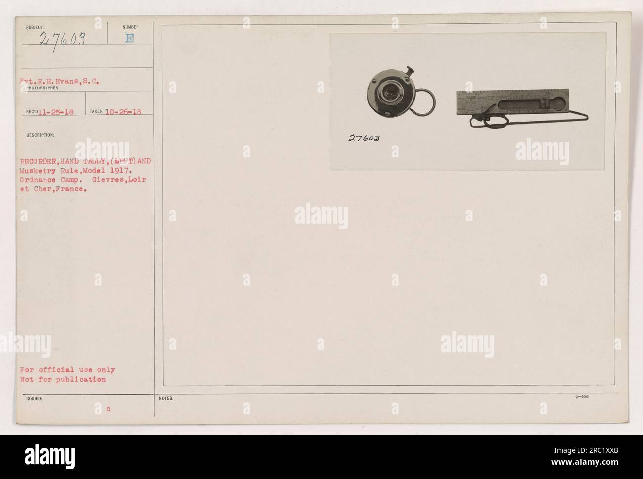 Pvt. E. E. Evans vom Signalkorps ist auf diesem Foto mit einem Nummernschreiber und einer Musketier-Regel, Modell 1917, im Ordnance Camp in Gievres, Loir et Cher, Frankreich zu sehen. Das Bild wurde am 26. Oktober 1918 aufgenommen. Dieses Foto ist nur für den offiziellen Gebrauch bestimmt und nicht zur Veröffentlichung bestimmt. Stockfoto