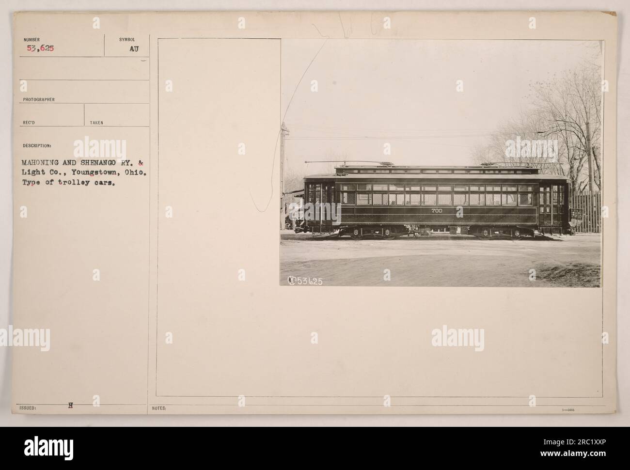 Das Bild zeigt Trolley-Autos der Mahoning and Shenango Railway & Light Co. In Youngstown, Ohio während des 1. Weltkriegs. Der Trolleywagen in der Abbildung ist mit 53.625 nummeriert. Dieses Foto wurde als Teil einer Serie von amerikanischen Militäraktionen während dieser Zeit aufgenommen. Stockfoto