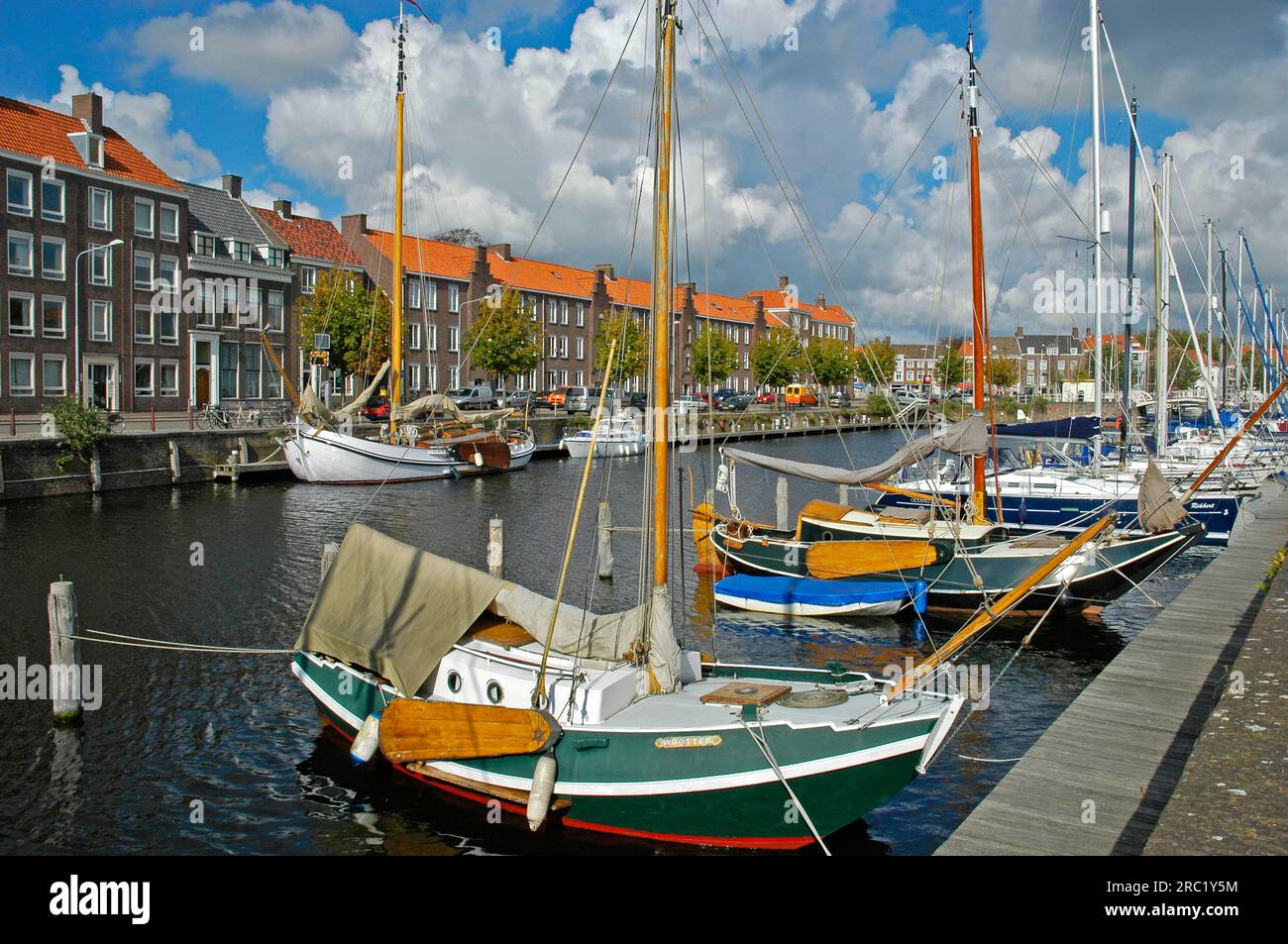 Boote auf dem Kanal, Middelburg, Walcheren-Halbinsel, Seeland, Niederlande, Zeeland Stockfoto