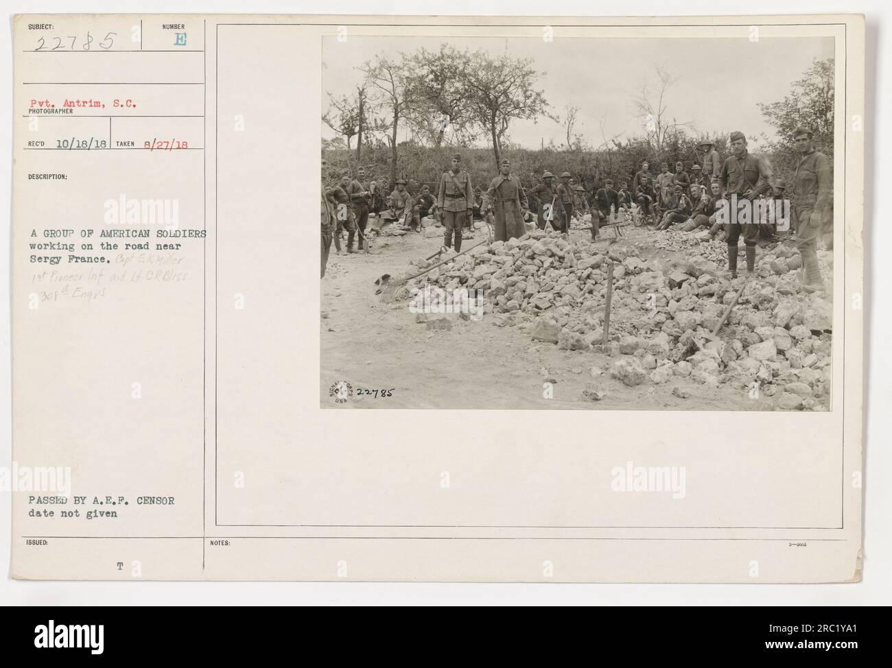 Amerikanische Soldaten, die während des Ersten Weltkriegs auf der Straße in der Nähe von Sergy, Frankreich, arbeiteten. Foto aufgenommen am 27. August 1918 von Pvt. Antrim, S.C. Dieses Bild wurde vom A.E.P. Zensor übergeben und mit der Nummer 22785 herausgegeben. Bildunterschrift von CAPF EKMiller. Stockfoto