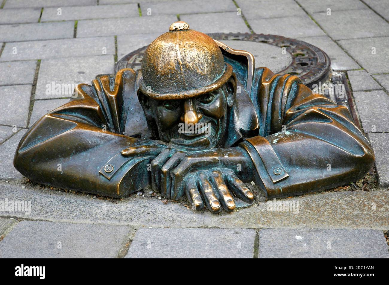 Bronzeskulptur „man at Work“, Bratislava, Slowakei, Bratislava, Bronzefigur, Bronzeskulptur Stockfoto