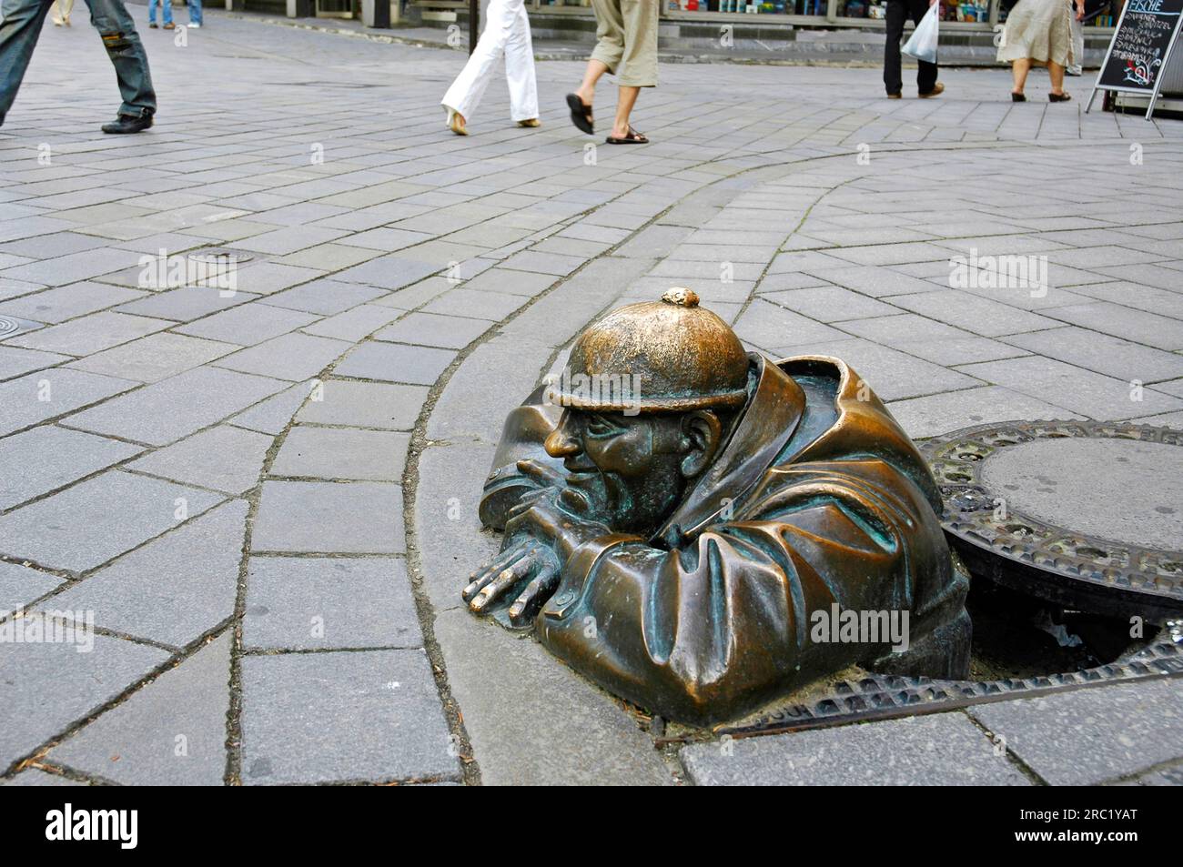 Bronzeskulptur „man at Work“, Bratislava, Slowakei, Bratislava, Bronzefigur, Bronzeskulptur Stockfoto