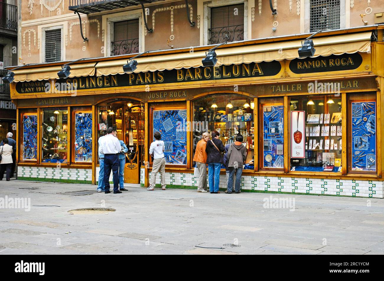 Einkaufen mit Haushaltswaren, Gotisches Viertel, Barcelona, Katalonien, Spanien Stockfoto