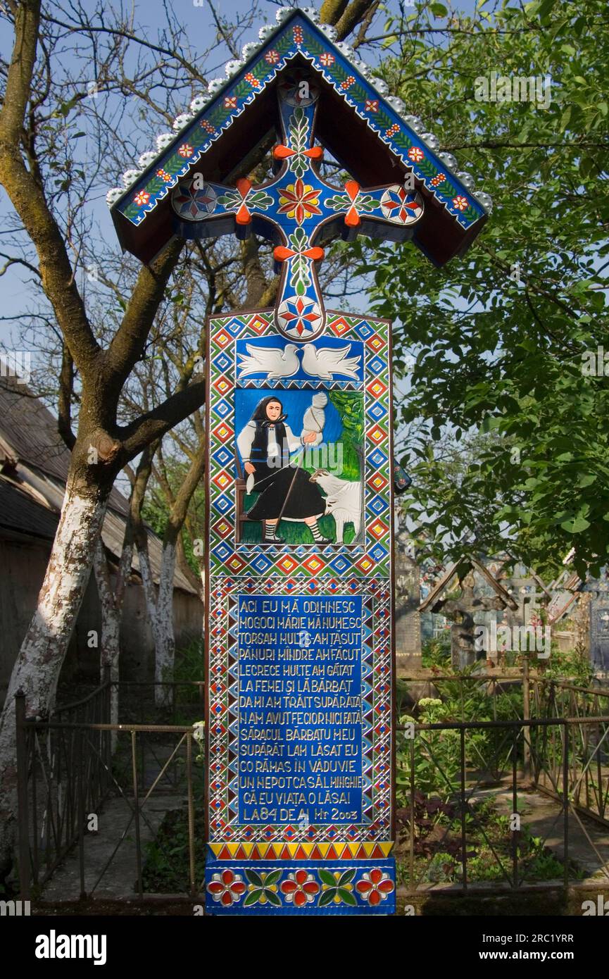 Geschnitzt, geschnitzt, geschnitzt, geschnitzt, gekreuzt, Gemaltes Grabkreuz, Holzschnitzer Ion Patras, glücklicher Friedhof, Sapanta, Maramures, Rumänien Stockfoto