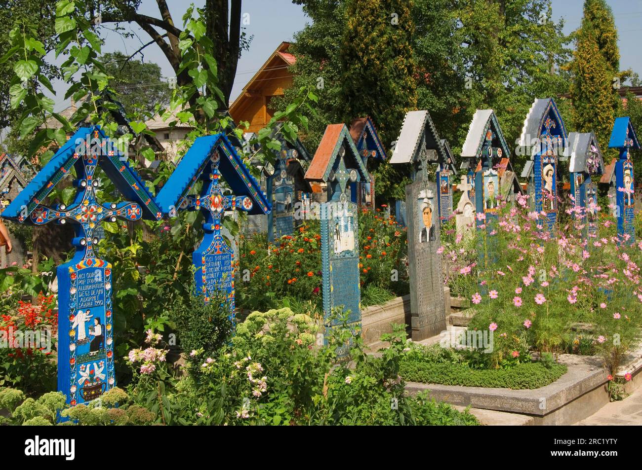 Geschnitzt, geschnitzt, geschnitzt, Gräber, Kreuz, Gemalte Grabkreuze, Holzschnitzer Ion Patras, glücklicher Friedhof, Sapanta, Maramures, Rumänien Stockfoto