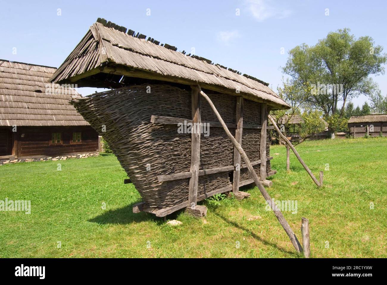 Holzregal zur Lagerung von Mais, Ethnographisches Museum, Sighetu Marmatiei, Maramures, Rumänien Stockfoto