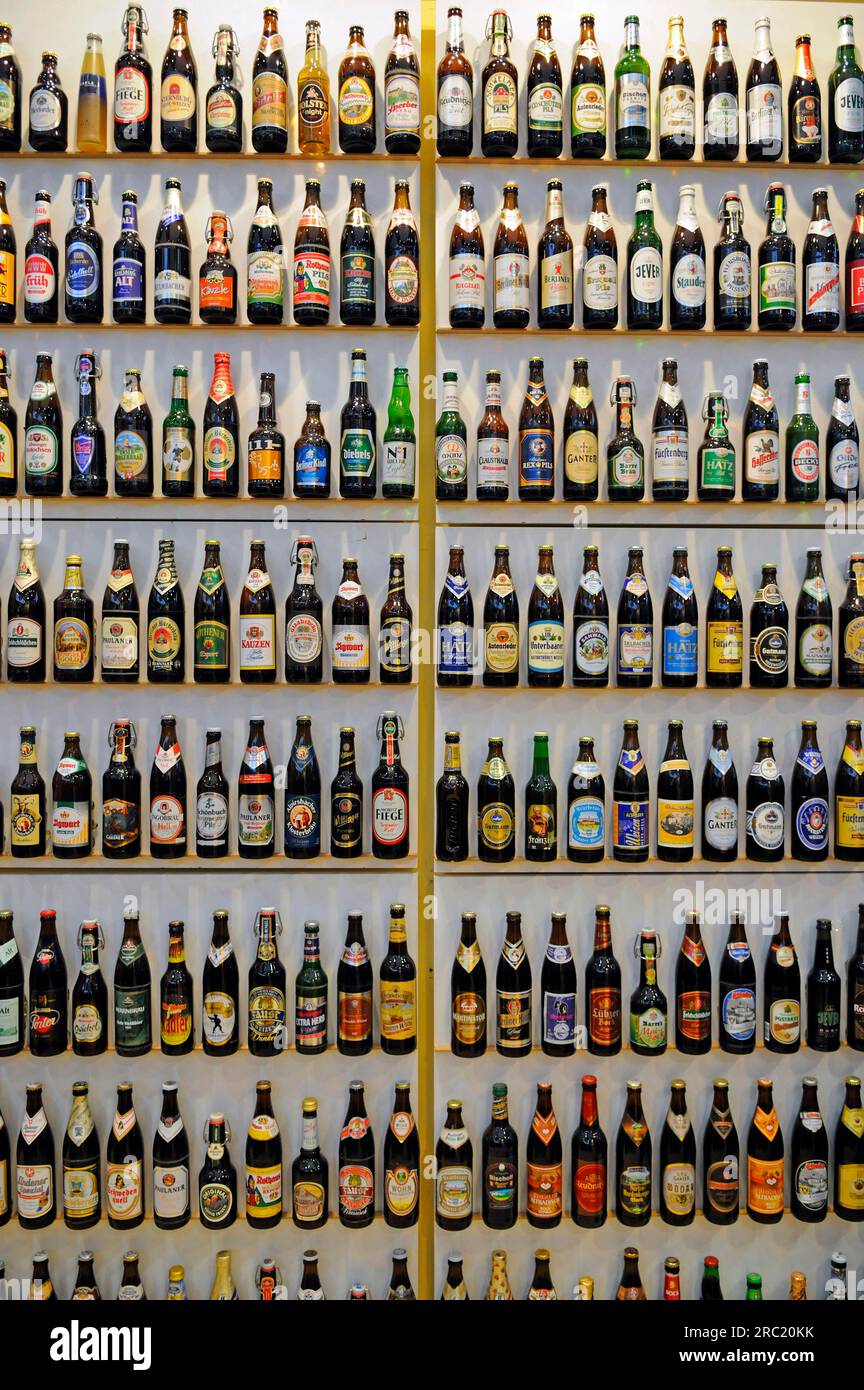 Verschiedene Biersorten in Flaschen, Bierflasche, Regal Stockfoto