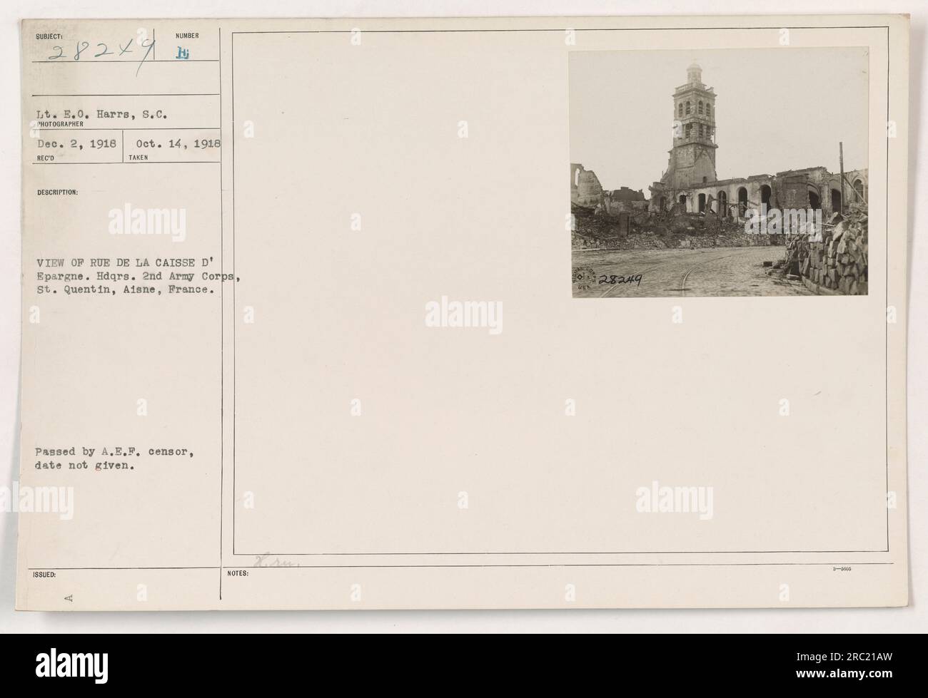 Soldaten gehen entlang der Rue de la Caisse D'Epargne, dem Hauptquartier des 2. Armeekorps in St. Quentin, Aisne, Frankreich, im Ersten Weltkrieg Das Foto wurde von Lieutenant E.O. aufgenommen Harrs am 14. Oktober 1918, empfangen von den amerikanischen Expeditionstruppen (A.E.F.). Das Bild wird in der Sammlung als 28249 bezeichnet. Stockfoto