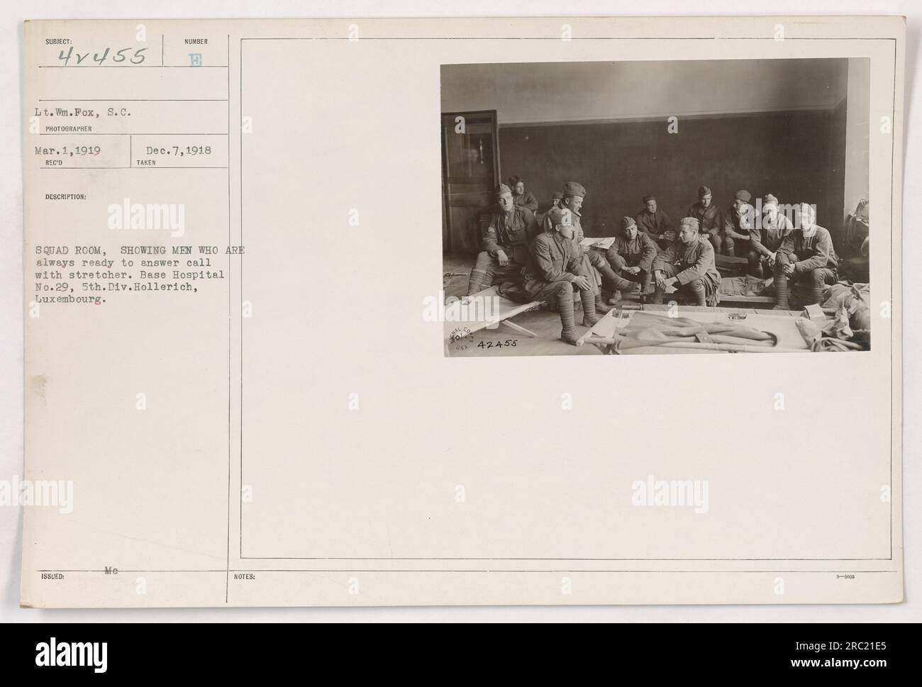 Mannschaftsraum des Basiskrankenhauses Nr. 29, 5. Division in Hollerich, Luxemburg. Das Foto zeigt die Männer, die immer bereit sind, mit einer Bahre zu reagieren, wenn sie gerufen werden. Ausgestellt am 7. Dezember 1918, wurde das Bild am 1. März 1919 von LT. WM aufgenommen. Fox, S.C., Fotograf. Stockfoto