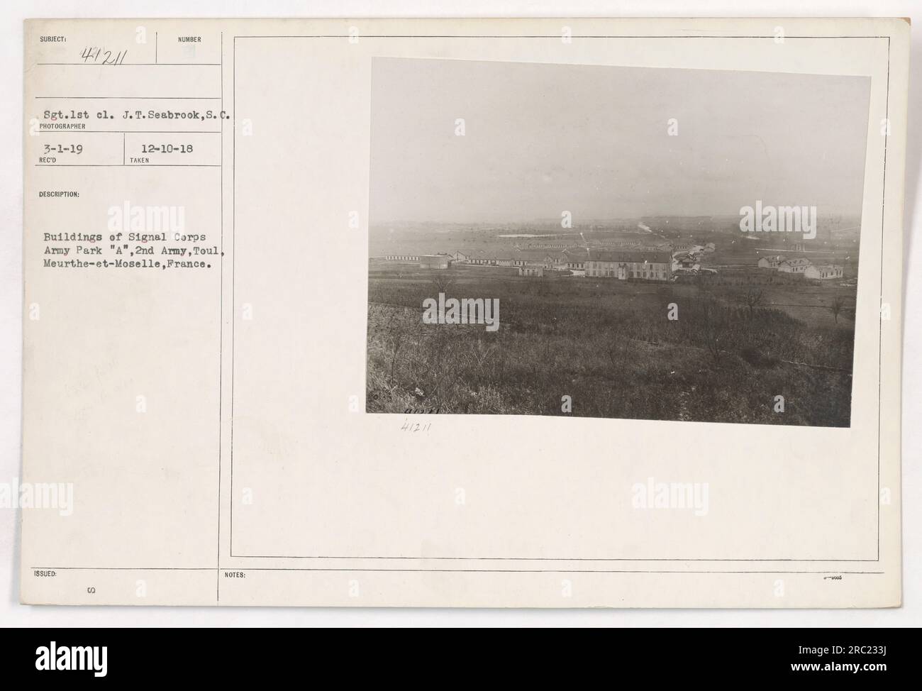 Soldat steht vor Gebäuden im Signal Corps Army Park 'A' in Toul, Meurthe-et-Moselle, Frankreich. Datum: 1. März 1919. Sgt.1. Klasse J.T. Seabrook, South Carolina, Fotograf. Ausgabe Sonntag, 10. Dezember 1918. Stockfoto