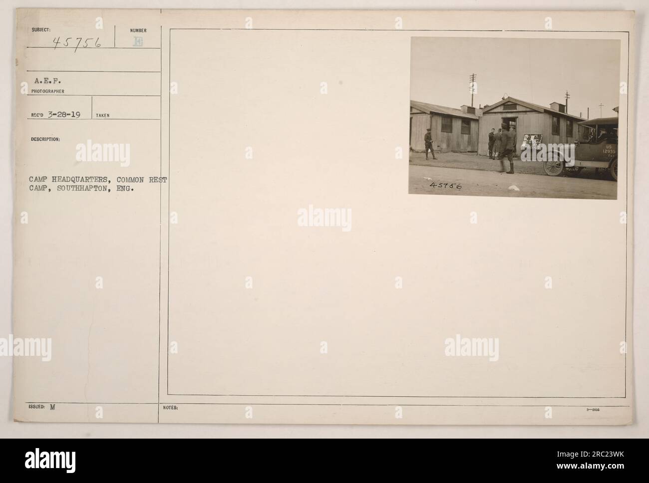 Soldaten versammeln sich im Camp-Hauptquartier im Common Rest Camp in Southampton, England. Dieses Foto wurde am 28. März 1919 aufgenommen und erhielt die Nummer 45756A.E.P. Es zeigt das Hauptquartier des B-Lagers im Erholungslager. Weitere Hinweise sind die Zahlen 45786 und 12995. Stockfoto Soldaten versammeln sich im Camp-Hauptquartier im Common Rest Camp in Southampton, England. Dieses Foto wurde am 28. März 1919 aufgenommen und erhielt die Nummer 45756A.E.P. Es zeigt das Hauptquartier des B-Lagers im Erholungslager. Weitere Hinweise sind die Zahlen 45786 und 12995. Stockfoto
