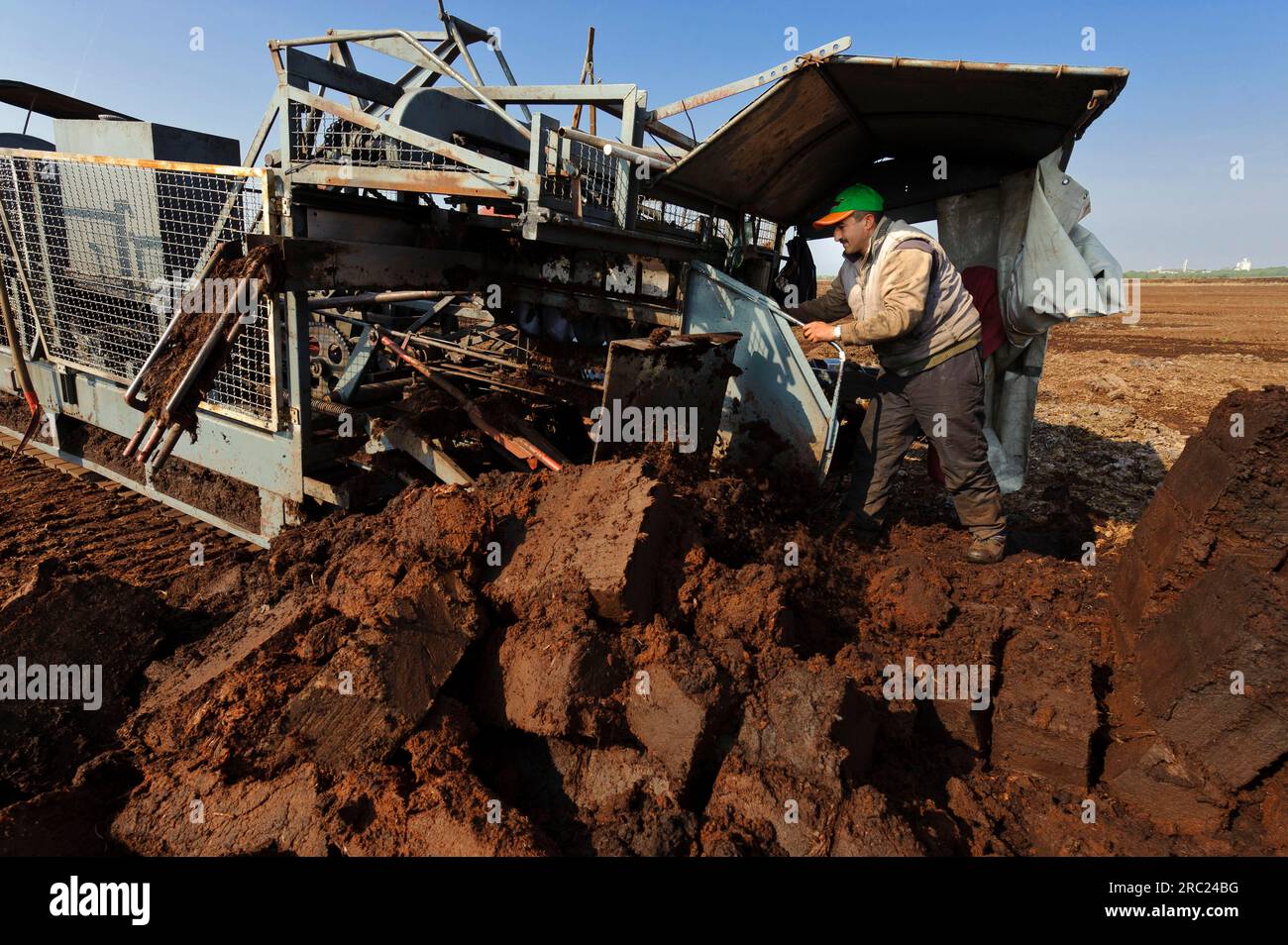 Industrielles Torfschneiden, Stechen, Säen, Torf wird geschnitten, Goldenstedter Moor, Niedersachsen, Deutschland Stockfoto