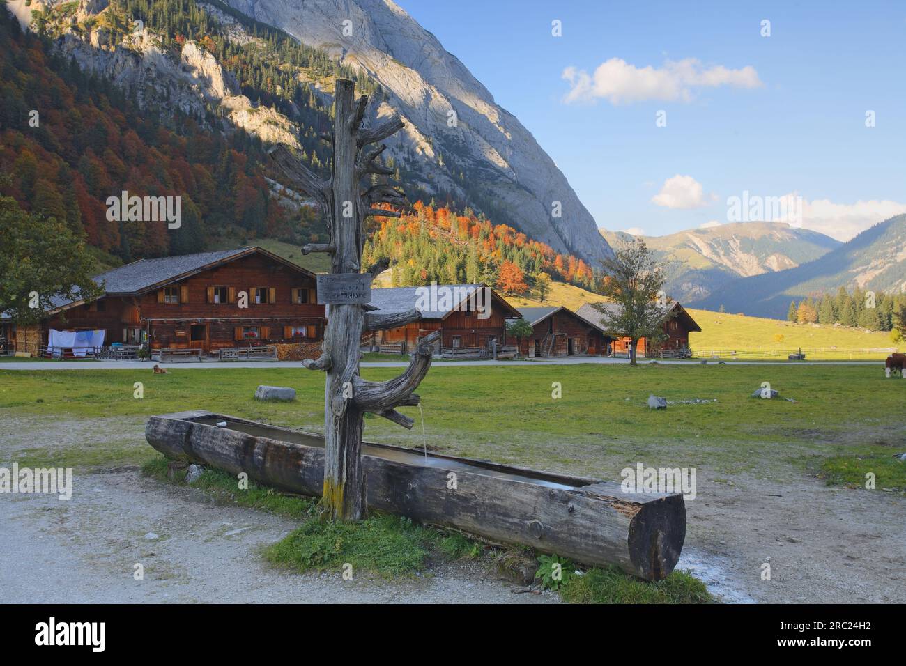Alpenhütten und Holzbrunnen, eng-Alm, Grosser Ahornboden, Karwendel Alpine Park, Engtal, Tirol, Alpen, Österreich Stockfoto