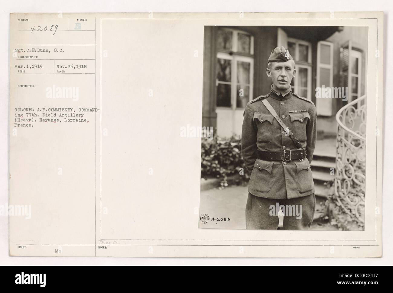 Sergeant C. E. Dunn, S.C. fotografierte Colonel A.P. Commiskey, Befehlshaber der 77. Feldartillerie (Heavy) in Hayange, Lothringen, Frankreich. Das Foto wurde am 1. März 1919 aufgenommen und am 24. November 1918 herausgegeben. Dieses Bild ist Teil der Sammlung „Fotografien amerikanischer Militäraktivitäten während des Ersten Weltkriegs“. Stockfoto