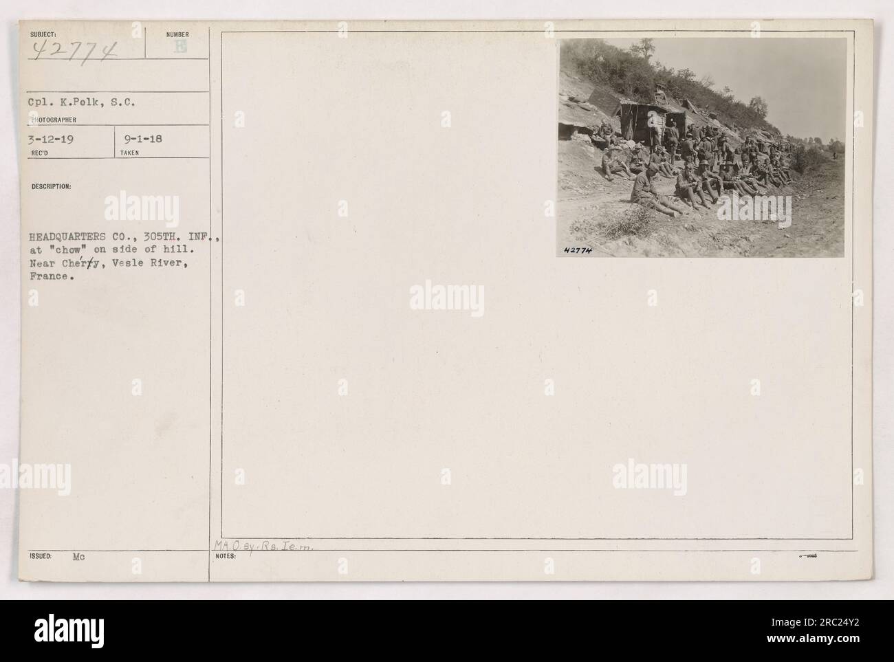 Corporal K. Polk of Headquarters Company, 305. Infanterie, wird auf diesem Foto beim Genießen einer Mahlzeit („Chow“) auf einem Hügel nahe Cherfy, Vesle River, Frankreich, festgehalten. Das Bild wurde am 1. September 1918 aufgenommen. Angaben zum Fotografen: 3-12-19 REC'D BESCHREIBUNG: 9-1-18 AUFGENOMMEN, AUSGESTELLT am: Mo NUMBER HEADQUARTERS Co., 305. INF.. Beim Essen auf der Seite des Hügels. In Der Nähe Von Cherfy, Vesle River, Frankreich. MAO. Nach. Ro. Tem. HINWEISE: 42774. Stockfoto