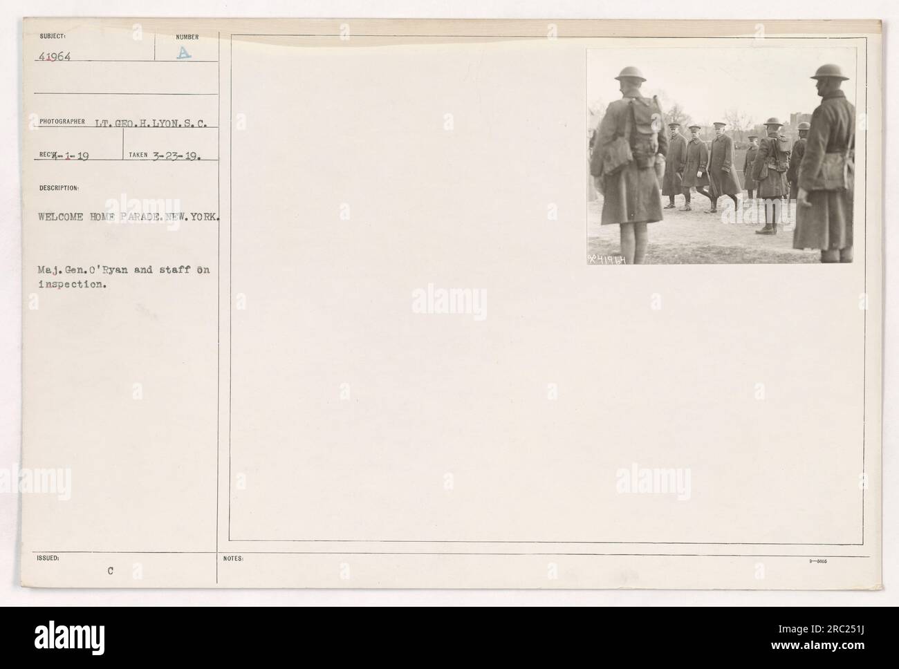 Major General O'Ryan und sein Stab werden bei einer Willkommensparade in New York gesehen, wie sie die Truppen inspizieren. Das Foto wurde am 23. März 1919 von Lieutenant Geo aufgenommen H. Lyon. Stockfoto