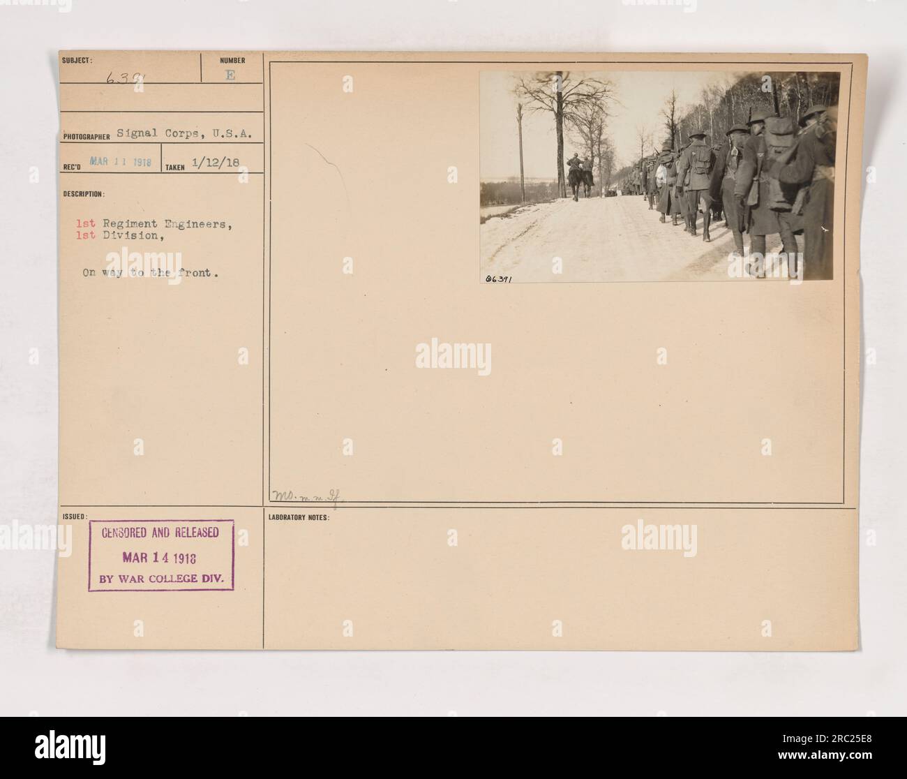 Soldaten der 1. Regimentingenieure, 1. Division, marschieren im Ersten Weltkrieg an die Front. Dieses Foto, das als 111-SC-6391 bezeichnet und am 12. Januar 1918 aufgenommen wurde, erfasst die Soldaten auf dem Weg zur Front. Das Bild wurde zensiert und am 14. März 1918 von der Abteilung des war College veröffentlicht. Stockfoto