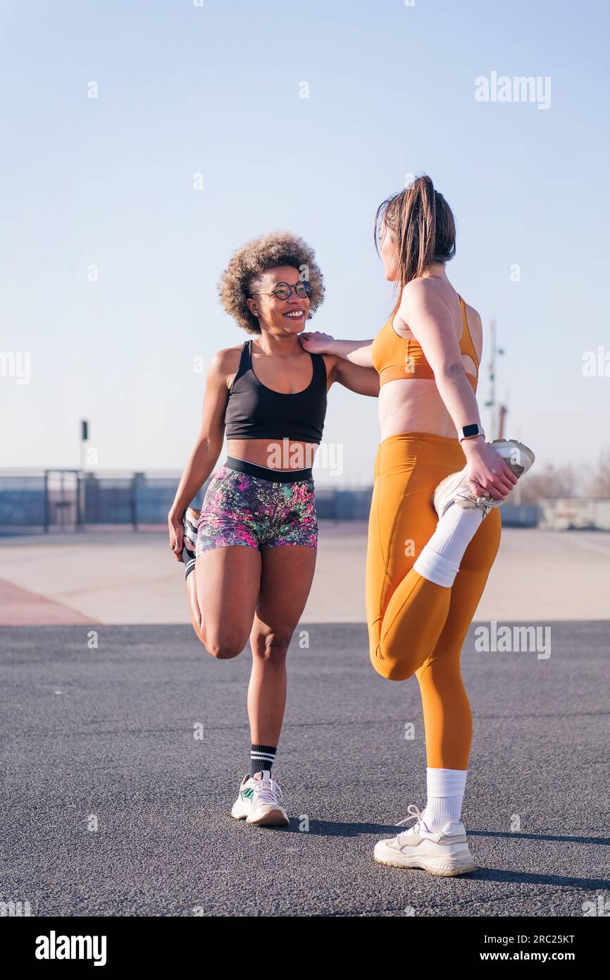 Freunde, die sich in einem städtischen Park ausstrecken Stockfoto