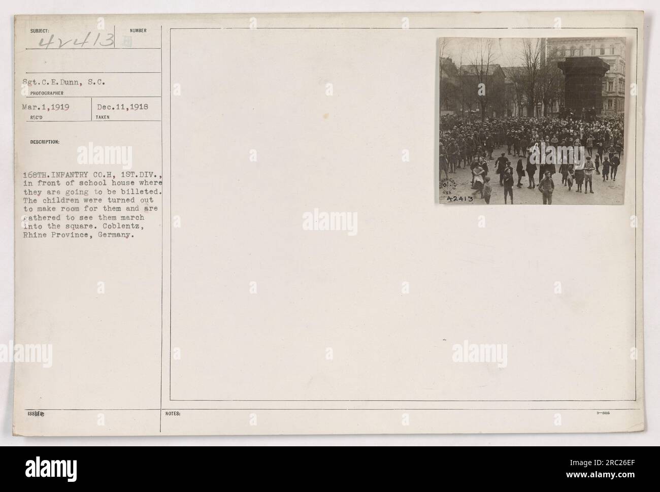 Amerikanische Soldaten der 168. Infanterie, Kompanie H, 1. Division, vor einem Schulhaus in Coblentz, Provinz Rhein, Deutschland. Die Soldaten werden im Schulhaus verbucht, und die einheimischen Kinder sind versammelt, um ihre Ankunft zu beobachten. Foto aufgenommen am 1. März 1919, von Sergeant C. E. Dunn. Stockfoto