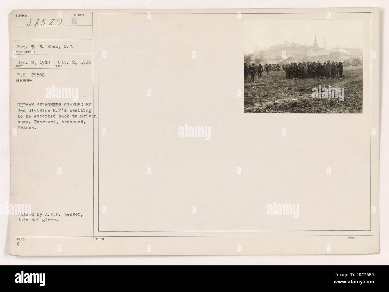 Deutsche Gefangene, die während des Ersten Weltkriegs von der Militärpolizei der 2. Division in Exermont, Ardennen, Frankreich bewacht wurden. Die Gefangenen warten darauf, zurück in ein Gefangenenlager begleitet zu werden. Aufgenommen von Pvt. T. R. Shaw, S.C. am 2. Oktober 1918. Vom A.E.F.-Zensor übergeben und am 2. Dezember 1918 erhalten. Es gibt 4 begleitende Hinweise. Stockfoto