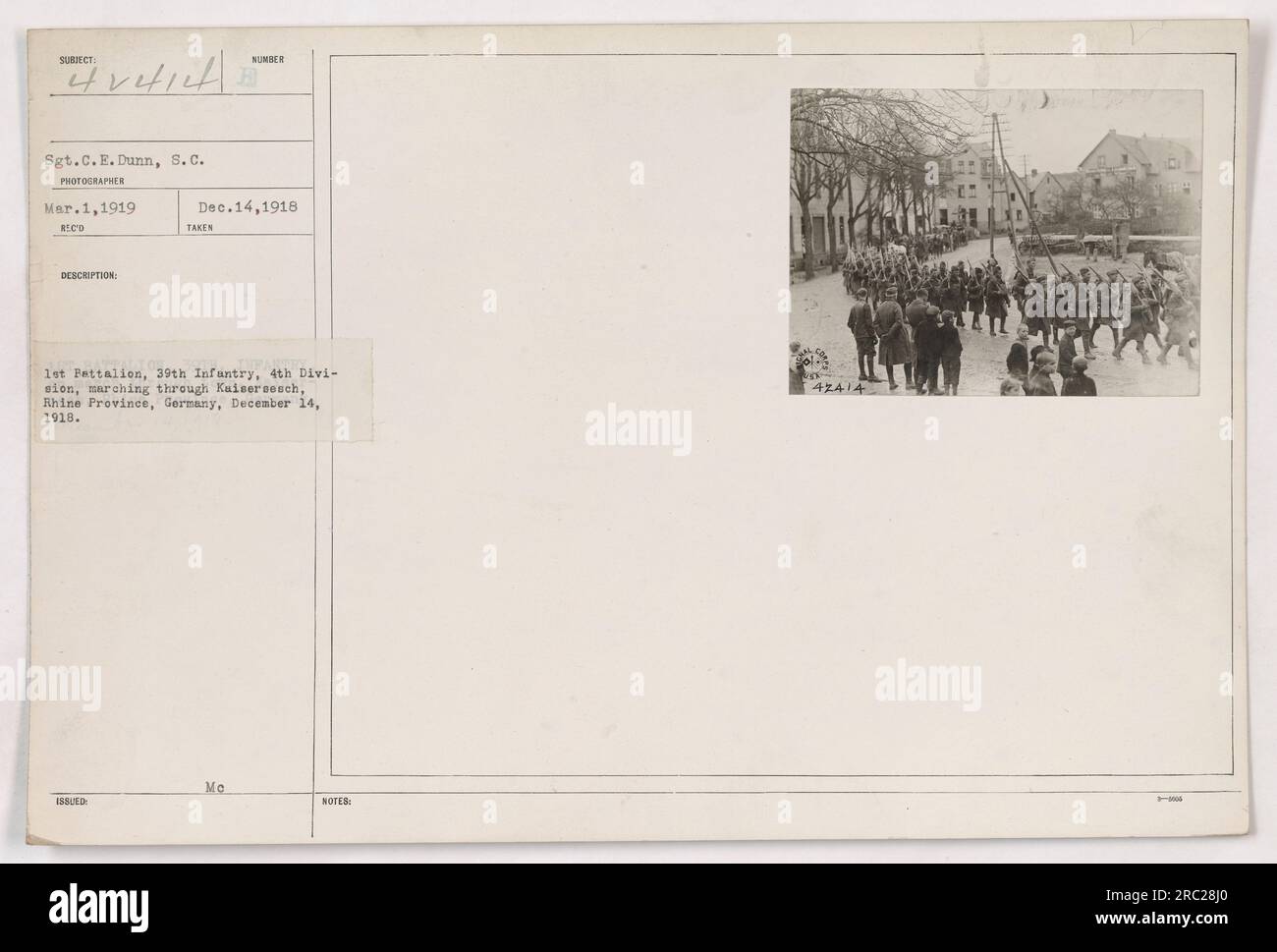 Soldaten des 1. Bataillons, 39. Infanterie, 4. Division, marschieren durch Kaisercesch in der Rheinprovinz. Das Foto wurde am 14. Dezember 1918 von Sergeant C.E. aufgenommen Dunn und ist Teil der VII. März 1.1919 R.CO Kollektion. Hinweis: Bildnummer 42414. Stockfoto
