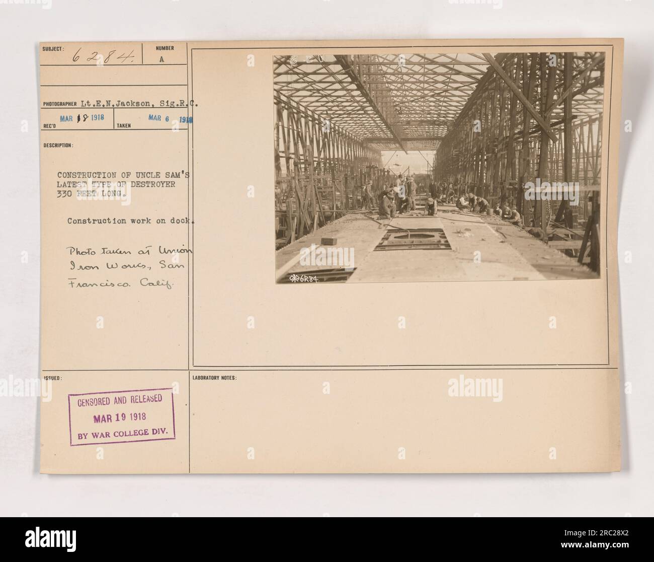 Bau von Uncle Sams neuester Art Zerstörer. Der Zerstörer ist 330 Meter lang. Das Foto wurde bei Union Iron Works in San Francisco, Kalifornien, aufgenommen. Das Bild wurde zensiert und am 19. März 1918 vom war College Division Laboratory veröffentlicht. Fotograf: LT. E.N. Jackson, Sig. R.C. 6. März 1918. Stockfoto