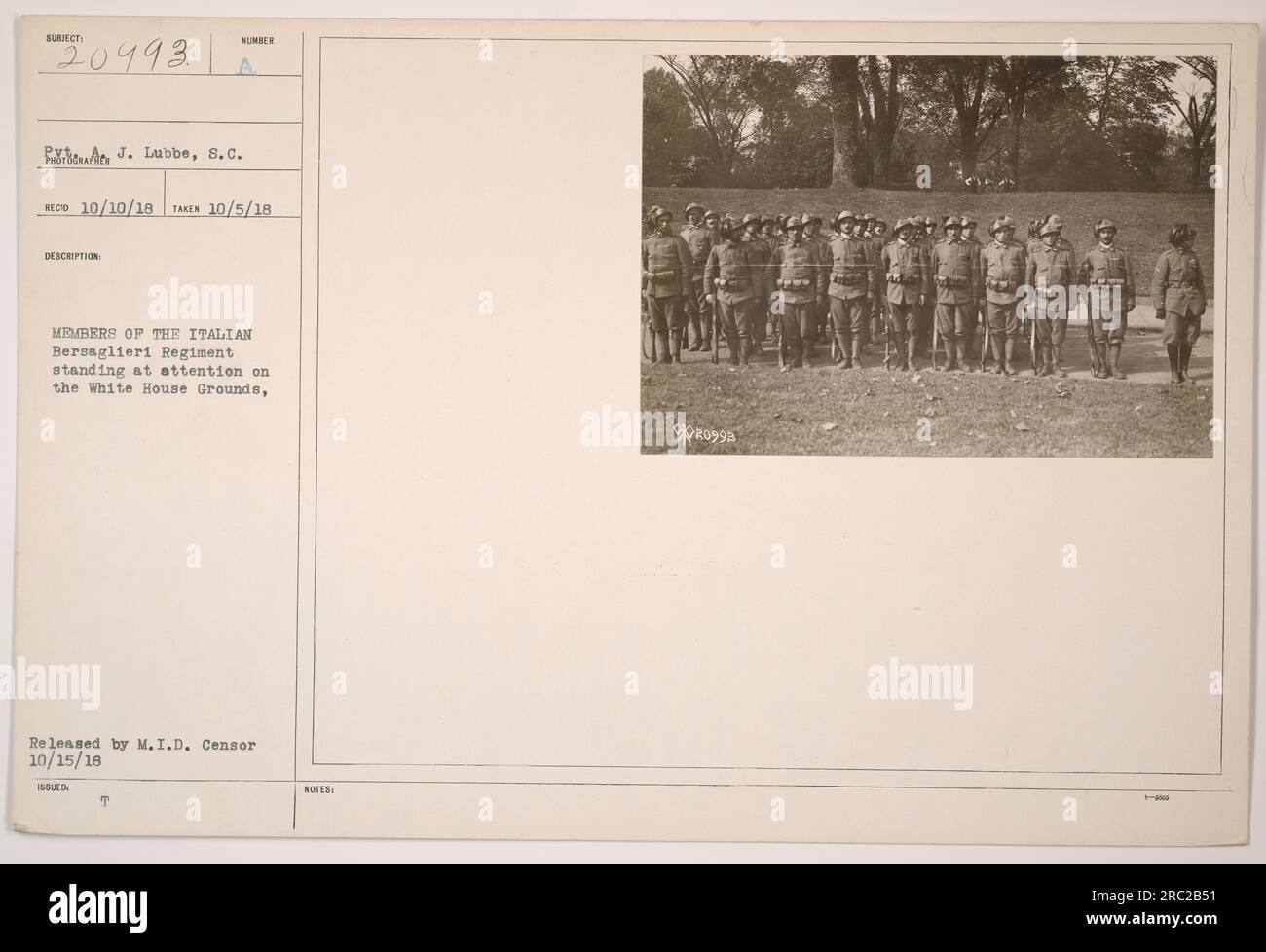 Das italienische Bersaglieri-Regiment steht auf dem Gelände des Weißen Hauses. Foto aufgenommen am 5. Oktober 1918 und veröffentlicht von M.I.D. Zensor am 15. Oktober 1918. Referenznummer ist 111-SC-20993. PR0995 Fabre. Stockfoto
