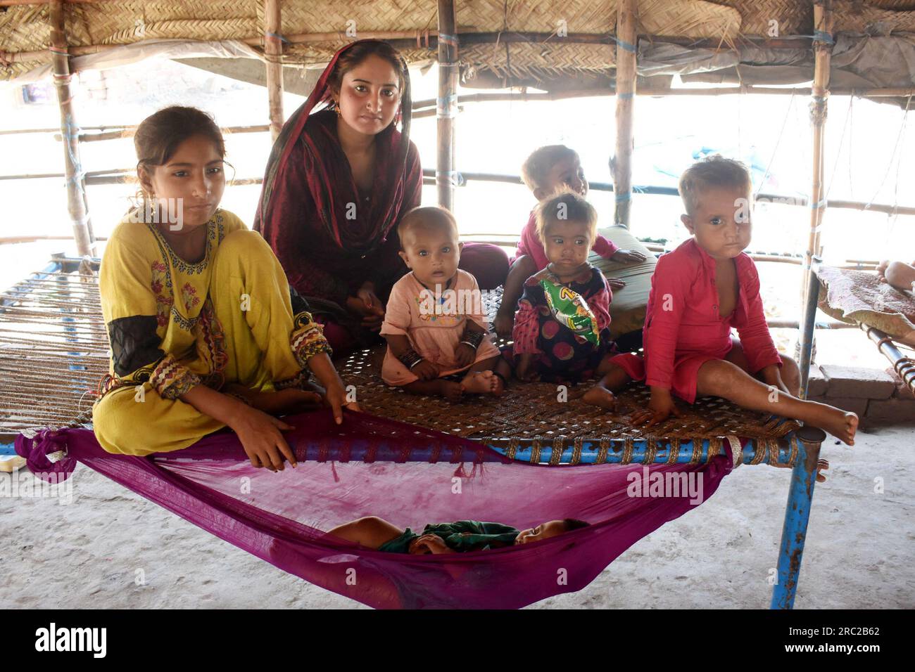 Lahore, Pakistan. 11. Juli 2023. Am 11. Juli 2023 posieren die Leute in einem Slum in Lahore, Pakistan, für ein Foto. FÜR den "Schlüssel zur sozioökonomischen Entwicklung: Pakistanischer Premierminister" steht Sajjad/Xinhua/Alamy Live News zur VERFÜGUNG Stockfoto