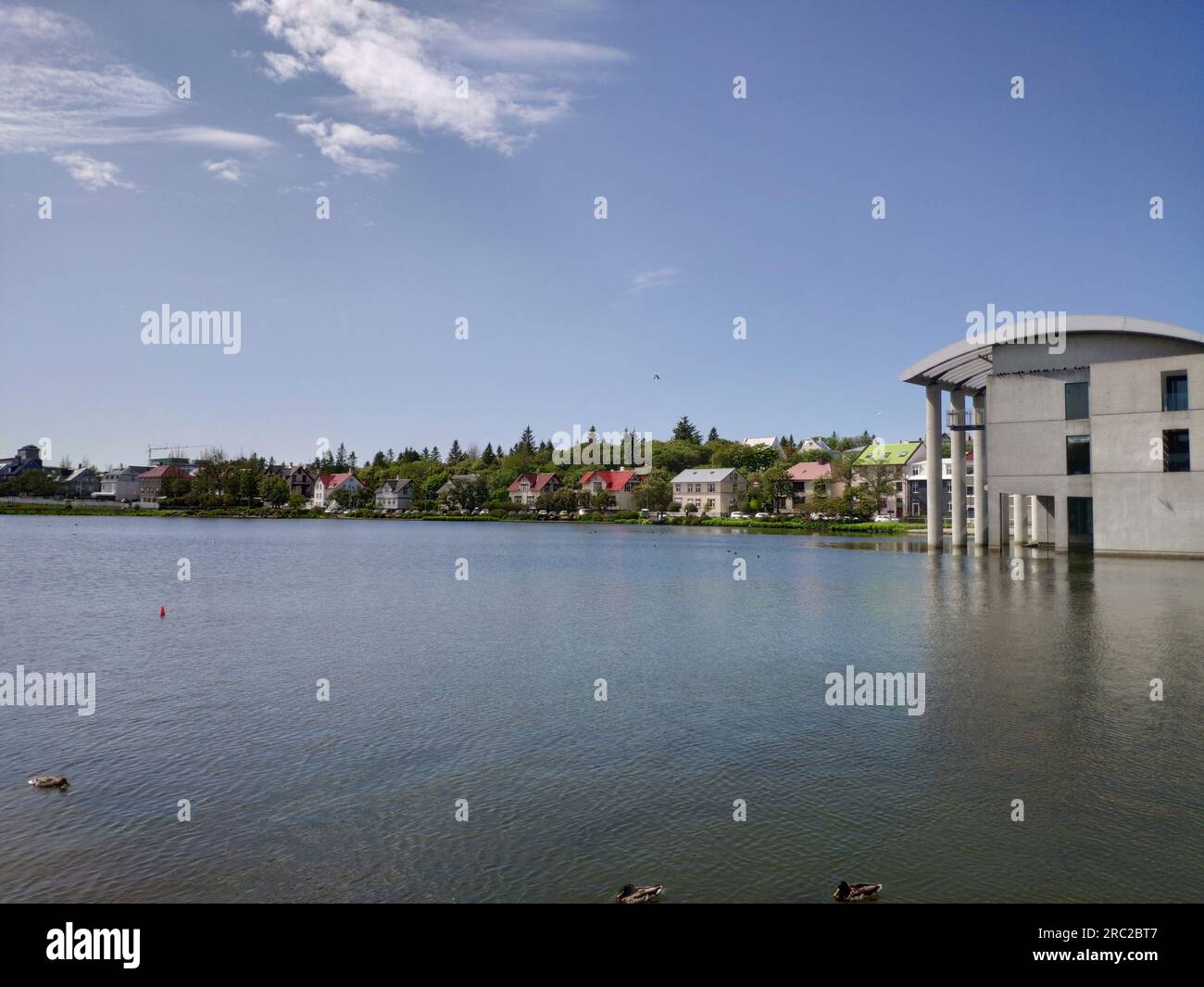 Tjornin-See und Reykjavik Rathaus in Island Stockfoto