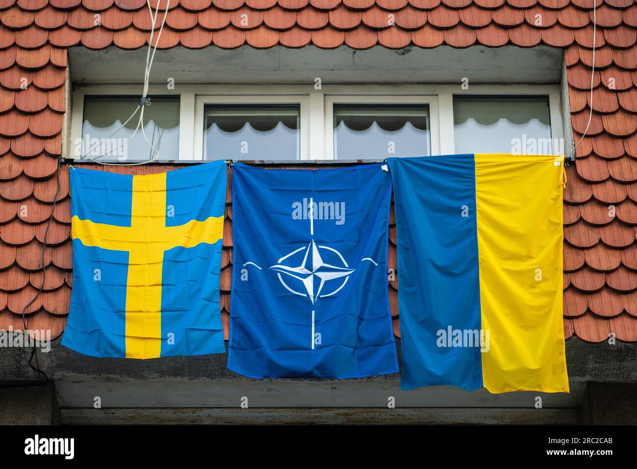 Die Flaggen der NATO, Schwedens und der Ukraine winkten während des NATO-Gipfels 2023 im Zentrum von Vilnius, Europa Stockfoto