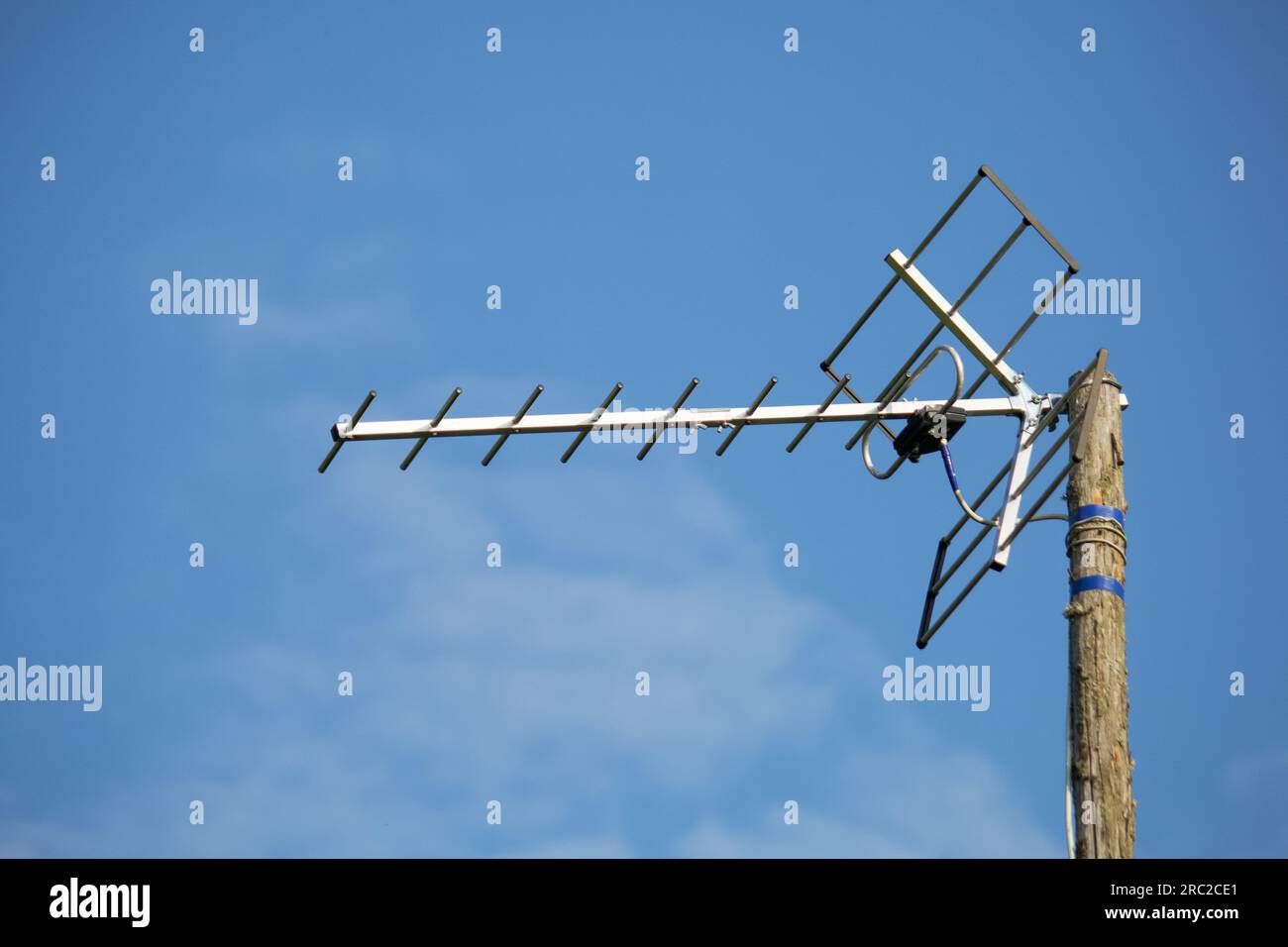 Hausgemachte Fernsehantenne vor dem blauen Himmel. An einer Stange befestigt. Stockfoto