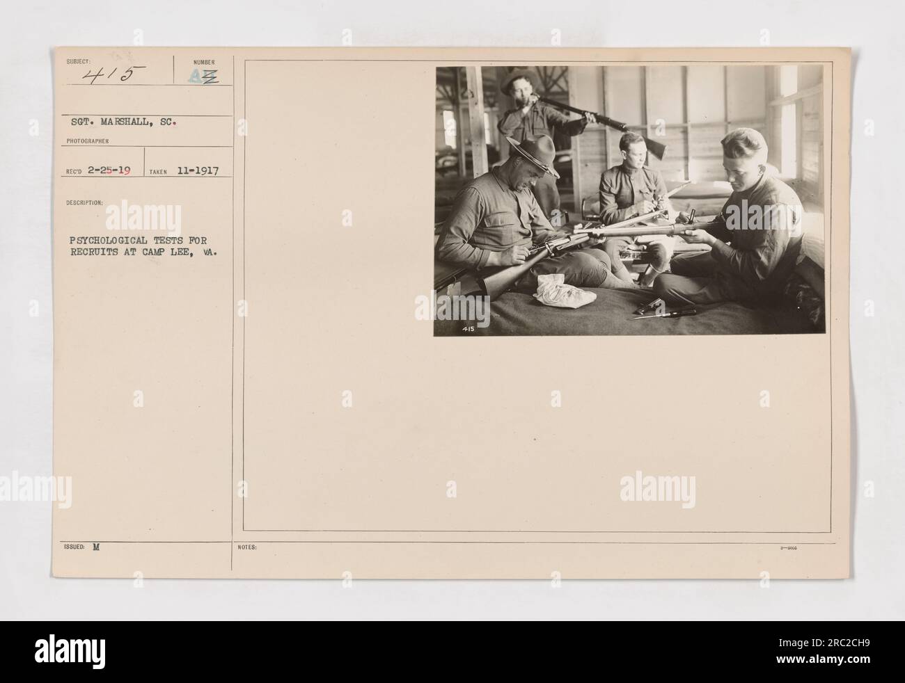 Rekruten in Camp Lee, VA, machen psychologische Tests als Teil ihrer Ausbildung. Dieses Bild zeigt eine Gruppe von Rekruten, die diesen Tests unterzogen werden, bekannt als WUNDER AZ psychologische Tests. Das Foto wurde am 1917. November vom Fotografen Sot aufgenommen. Marshall, und ist Teil einer Sammlung, die amerikanische Militäraktivitäten während des Ersten Weltkriegs dokumentiert Stockfoto