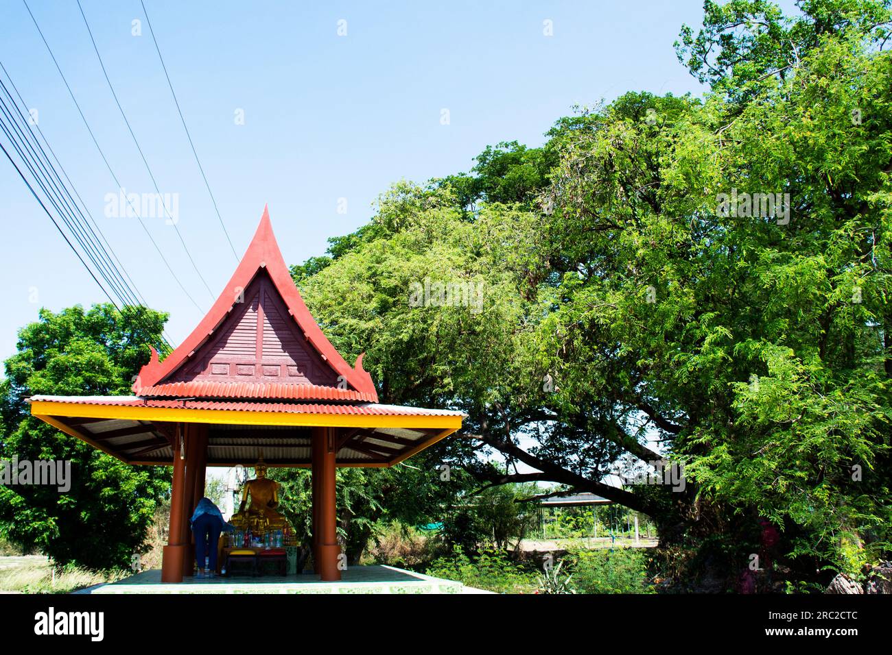 Antiker Schrein für thailänder Besuchen Sie Respekt beten Segen buddha und Winkel Gotteswunsch Heiliger Geheimniskrämerei Gebetsmythos im Wat See Roy oder Si ROI te Stockfoto