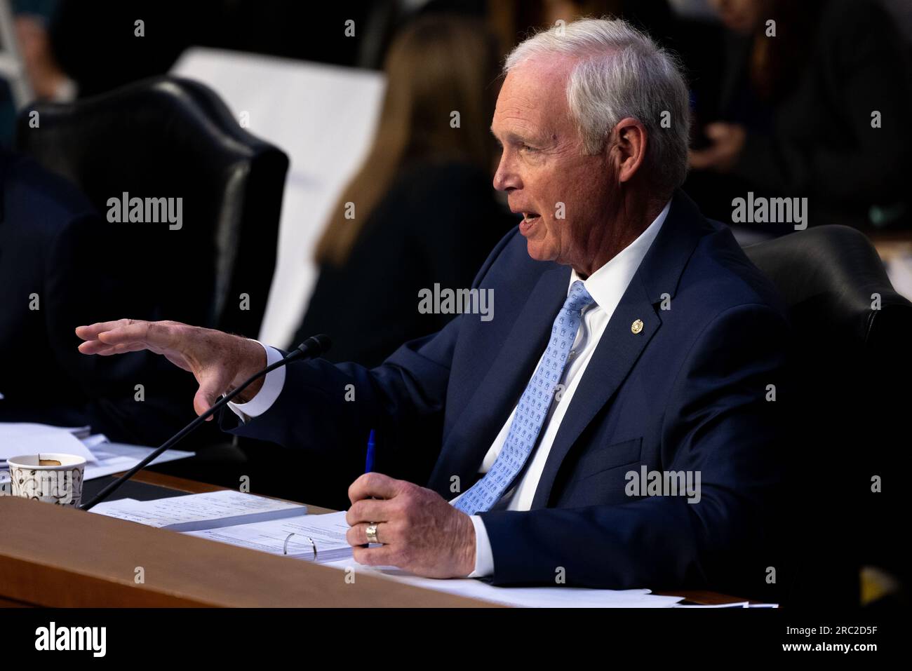 Washington, Vereinigte Staaten Von Amerika. 11. Juli 2023. US-Senator Ron Johnson (Republikaner von Wisconsin) spricht während eines Ständigen Unterausschusses für innere Sicherheit und Regierungsangelegenheiten des US-Senats zu Ermittlungen mit dem Titel „The PGA-LIV Deal: Impacts for the Future of Golf and Saudi Arabia's Influence in the United States“, im Hart Senate Office Building on Capitol Hill, in Washington, DC, Dienstag, Juli 11, 2023. Kredit: Julia Nikhinson/CNP/Sipa USA Kredit: SIPA USA/Alamy Live News Stockfoto