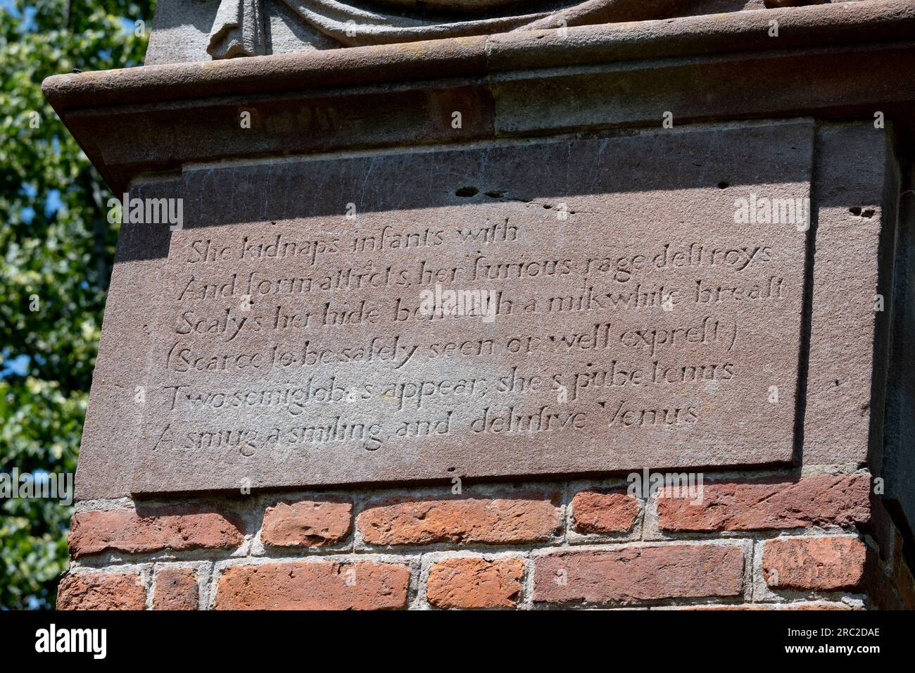 Inschrift an einer Ecke der Gärten, Castle Bromwich Hall Gardens, West Midlands, England, Großbritannien Stockfoto