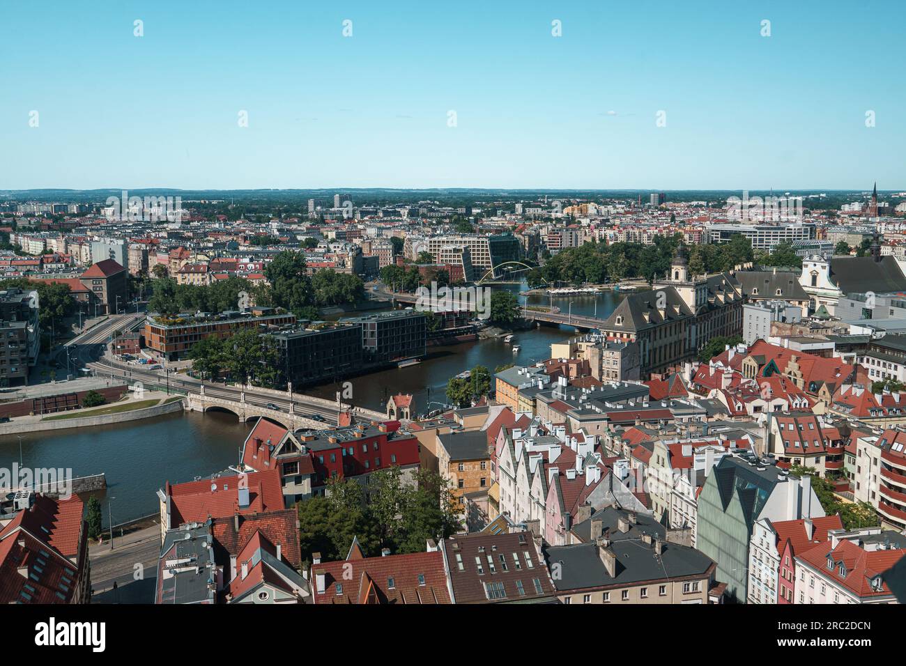 Universität Breslau und Fluss oder in Breslau. Blick von der Aussichtsplattform auf dem Turm der Kirche St. Elisabeth von Ungarn Stockfoto