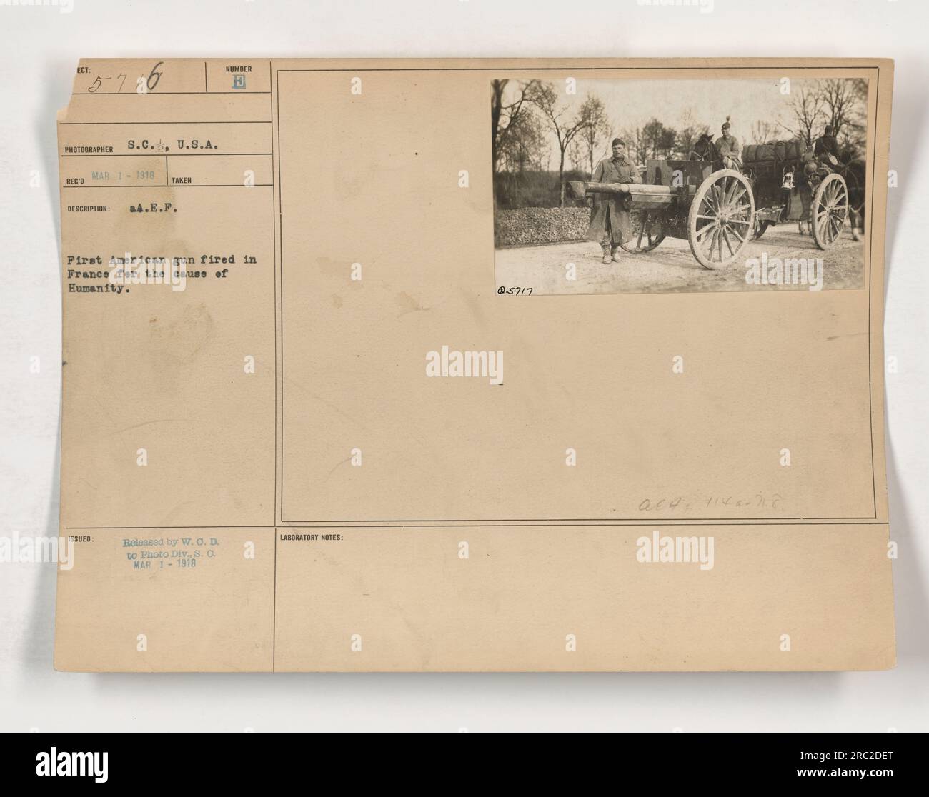 Bildunterschrift: "Foto eines amerikanischen Soldaten, der während des Ersten Weltkriegs die erste amerikanische Waffe in Frankreich abfeuert. Dieser Moment markierte den Beginn der amerikanischen militärischen Beteiligung am Krieg. Offiziell freigegeben und dokumentiert vom Kriegsministerium an die Fotoabteilung am 1. März 1918." Stockfoto