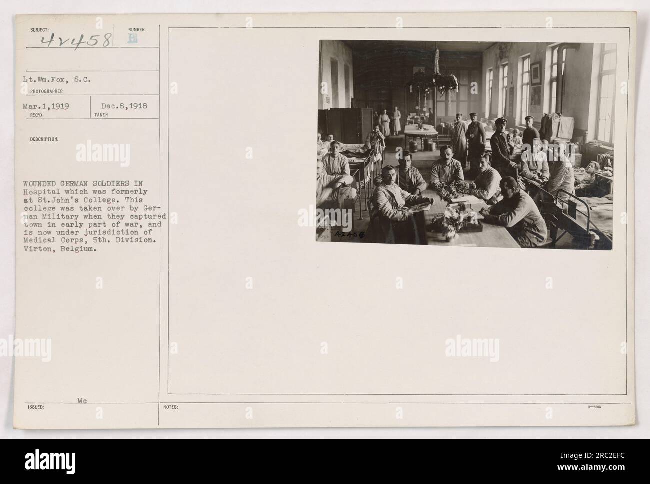 Verwundete deutsche Soldaten, die medizinische Behandlung in einem Krankenhaus erhielten, das von St. John's College. Das Kollegium, das zu Kriegsbeginn von deutschen Streitkräften eingenommen wurde, wird nun vom Medizinischen Korps der 5. Division geleitet. Standort: Virton, Belgien. Datum: 1. März 1919. Stockfoto
