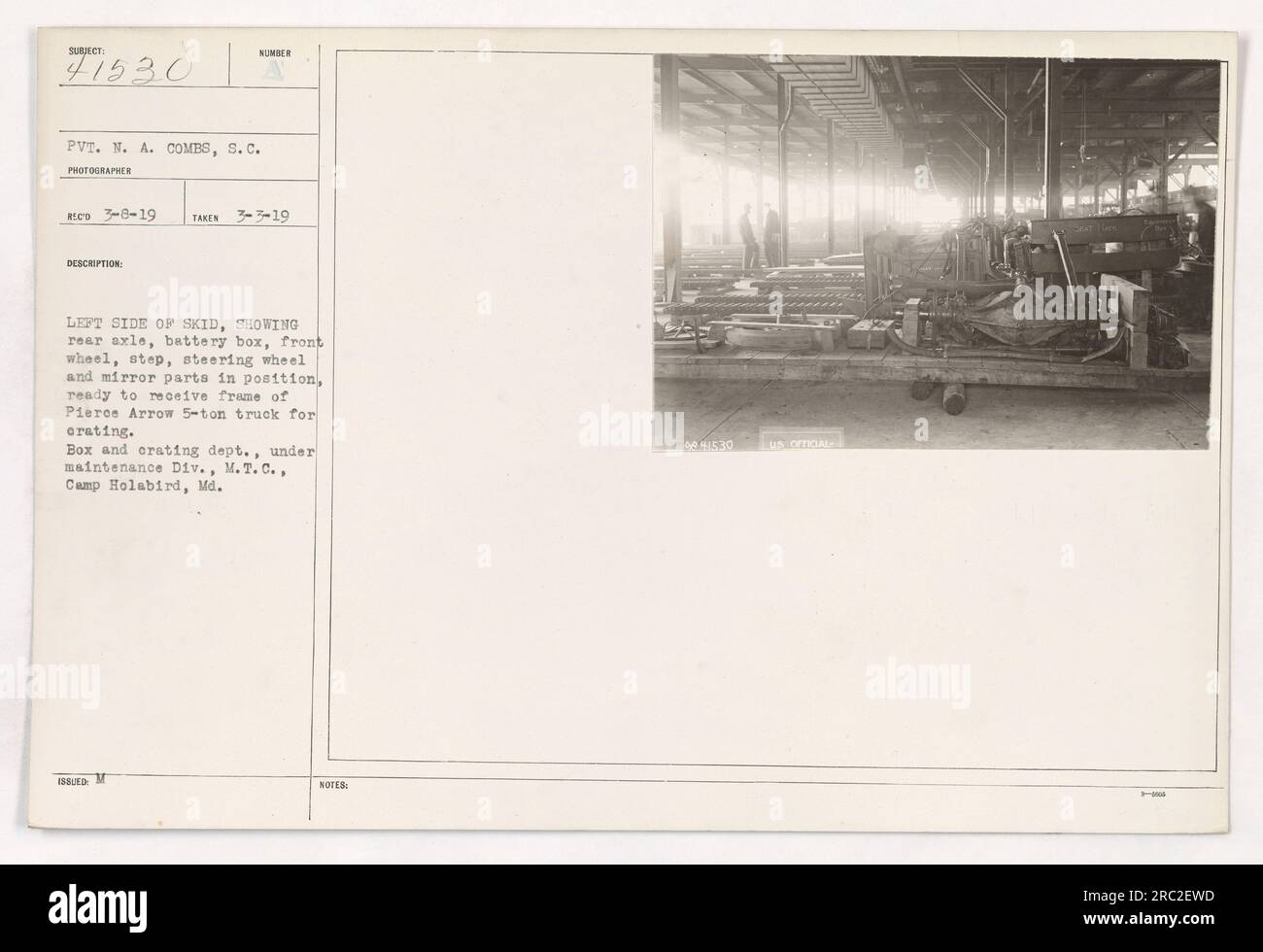 Privatdetektiv Combs, ein Fotograf, hat dieses Bild am 3. März 1919 aufgenommen. Das Foto zeigt die linke Seite eines Gleitkufen, die Hinterachse, den Batteriekasten, das Vorderrad, die Trittstufe, das Lenkrad, Und Spiegelteile. Diese Komponenten sind so angeordnet und vorbereitet, dass sie den Rahmen eines Pierce Arrow 5-Tonnen-Lkws aufnehmen können. Dieses Foto wurde in der Wartungsabteilung des Motor Transport Corps in Camp Holabird, Maryland, aufgenommen. Stockfoto