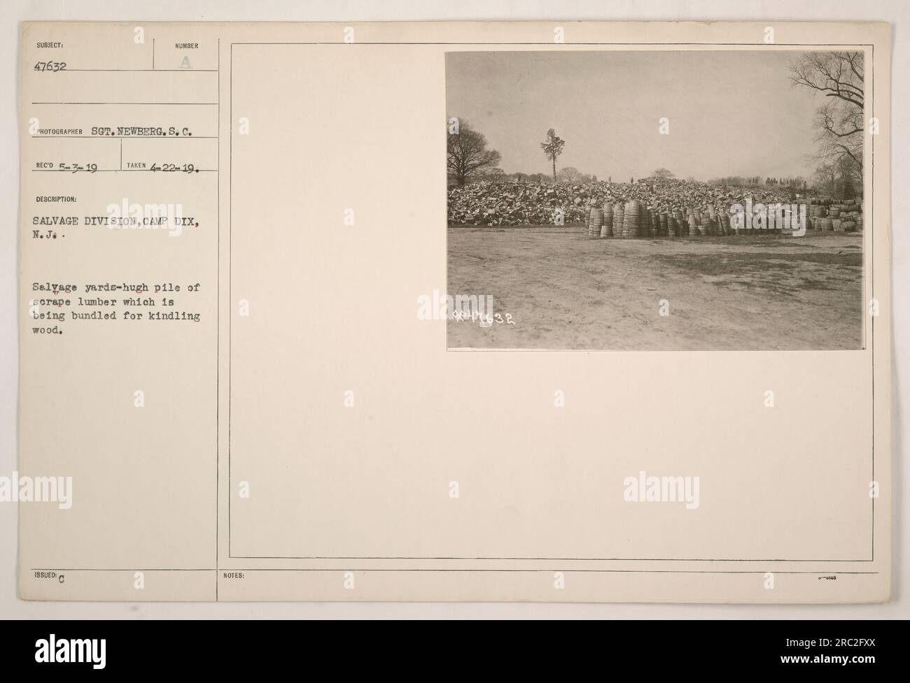 ERICAN LIBRARY ASSOCIATION UND DOROTHEA DASSELL CAMPBELL VERBRACHTEN VON 1918 BIS 1919 NEUN MONATE IN FRANKREICH, ALS VERTRETER DER A.L.A. BIBLIOTHEKSKRIEG, BIBLIOTHEKEN EINRICHTEN UND BÜCHER UND ZEITSCHRIFTEN AN AMERIKANISCHE HÄFEN UND BASISLAGER VERTEILEN, WO SIE BIBLIOTHEKSSAMMLUNGEN INSTALLIEREN UND BIBLIOTHEKEN UNTERHALTEN. Dasselbe Bild wie Punkt 6, außer kein Schild "ein Fellow nannte es Kreatives C-- Überfluss". Stockfoto