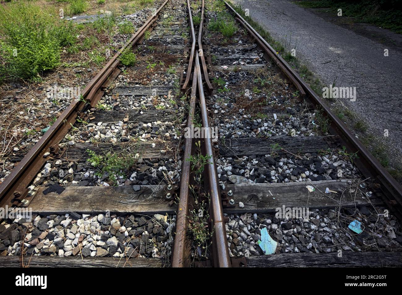 Rostige Bahngleise, von oben und aus nächster Nähe zu sehen Stockfoto